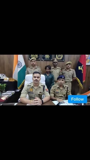 संभल
प्रेम प्रसंग में बाधा बना तो भाई ने बहन को मारी गोली, 48 घंटे में आरोपी गिरफ्तार
संभल के थाना गुनौर में 20 साल की मुस्कान की गोली मारकर हत्या का खुलासा।
मृतका अपने मौसी के बेटे से निकाह करना चाहती थी, भाई शनी मोहम्मद विरोध कर रहा था।
12 जून को सो रही बहन के सिर में तमंचे से गोली मार दी, मौके पर मौत।
मां परवीन की तहरीर पर बीएनएस धारा 103(1) में केस दर्ज।
SP कृष्ण कुमार व ASP मनोज रावत के निर्देशन में 4 टीमें गठित, तकनीकी जांच शुरू।
14 जून रात 8:40 बजे गुनौर-बदायूं हाईवे से शनी गिरफ्तार, तमंचा व कारतूस बरामद।
