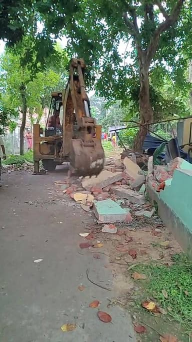 শান্তিপুর ফুলিয়ায় চলল বুলডোজার, ভেঙে দেওয়া হল তৃণমূলের একাধিক অবৈধ কার্যালয়,,
