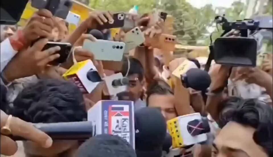 रौशन आनंद जेल से निकलते ही कहा खान और किसान कोल्ड स्टोर के मालिक ने मिलकर मेरे भाई की ह त् या की है।
जब मैं बाहर था तो मेरे भाई के साथ क्यों नहीं कुछ हुआ और हम जेल गए मेरे भाई की हत्या इन लोगों ने करवा दिया छोटे भाई की मौत पर गुस्सा में रौशन फ्रेंड्स ऑफ़ आनंद समस्तीपुर #thebrightbihar @highlight Care TopFans मीरगंज को प्रखण्ड बनाओ Kosi Live Amar Victor Yadav Mukesh Kumar Mandal Anup Kumar Arya Vikas Verma #बिहार #BiharNews #RaushanAnand Sitanshu Shekhar Pintu Yadav #StudentSupport