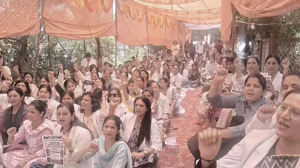 प्रदेश भर के सभी #आयुर्वेदिक डॉक्टरो का स्वास्थ्य निदेशालय में हल्ला बोल। बोले सरकार हमारे साथ कर रही है #सौतेला ब्यवहार।
#followerseveryonehighlights