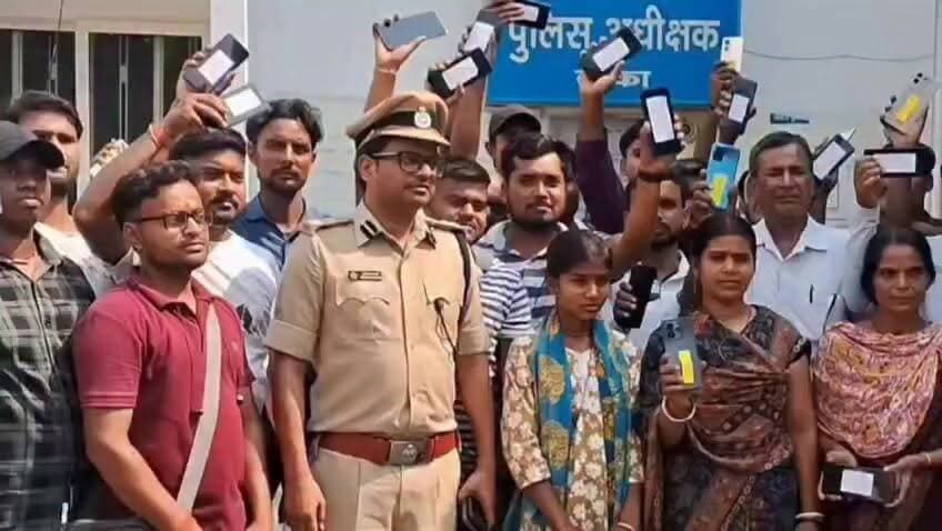लोगों के चेहरे पर लौटी मुस्कान! एसपी उपेंद्रनाथ वर्मा ने 51 मोबाइल उनके असली मालिकों को सौंपे 📱 #OperationMuskaan #SPUpendranathVerma #Banka#Main Hun Banka#live viral