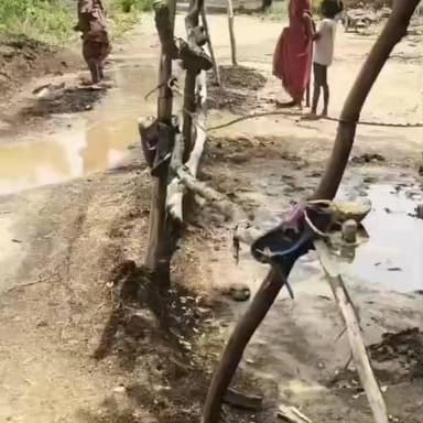 फॉलोअप रिपोर्ट/सुल्तानपुर घोष
पहले बेटी के कथित अपहरण प्रकरण में पुलिस कर चुकी है खुलासा, अब फिर नए आरोपों से चर्चा में महिला
मारपीट और जातिसूचक टिप्पणी की शिकायत के बाद जांच में सामने आए नए तथ्य
वीडियो साक्ष्यों और दोनों पक्षों की तहरीर के आधार पर पुलिस कर रही जांच
✒️रिपोर्ट नाजिया परवीन
फतेहपुर जिले के सुल्तानपुर घोष थाना क्षेत्र में मारपीट और जातिसूचक टिप्पणी के आरोपों से जुड़े एक मामले ने नया मोड़ ले लिया है। हाल ही में एक महिला द्वारा दिए गए शिकायती पत्र के आधार पर मामला चर्चा में आया था, लेकिन अब स्थानीय स्तर पर की गई पड़ताल और पुलिस जांच में कई अन्य तथ्य भी सामने आ रहे हैं। पुलिस का कहना है कि दोनों पक्षों से प्राप्त तहरीरों, वीडियो साक्ष्यों और गवाहों के बयानों के आधार पर निष्पक्ष जांच की जा रही है और जांच पूरी होने के बाद ही अंतिम कार्रवाई की जाएगी।
कथित महिला ने कुछ लोगों पर घर में घुसकर मारपीट करने, जातिसूचक टिप्पणी करने और धमकी देने का आरोप लगाते हुए पुलिस से कार्रवाई की मांग की थी।
हालांकि, मामले की पड़ताल के दौरान स्थानीय लोगों और पुलिस सूत्रों से प्राप्त जानकारी में यह बात सामने आई कि संबंधित महिला का नाम पूर्व में भी कई विवादों में सामने आ चुका है। क्षेत्र के लोगों का दावा है कि महिला द्वारा पहले भी कई व्यक्तियों के खिलाफ शिकायतें दी गई हैं, जिनमें बाद में समझौते होने की बातें सामने आई थीं। इन दावों की स्वतंत्र पुष्टि नहीं हो सकी है और इनकी जांच संबंधित एजेंसियों का विषय है।
पहले भी चर्चा में रहा था बेटी के कथित अपहरण का मामला
स्थानीय लोगों के अनुसार, कुछ समय पहले महिला ने अपनी नाबालिग बेटी के कथित अपहरण और अनहोनी की आशंका को लेकर कई लोगों पर आरोप लगाए थे। मामला राजनीतिक और सामाजिक स्तर तक पहुंच गया था। बताया जाता है कि उस समय जनप्रतिनिधियों और सामाजिक संगठनों के माध्यम से भी पुलिस पर कार्रवाई का दबाव बनाया गया था।
बाद में पुलिस जांच में युवती को राजस्थान के भरतपुर क्षेत्र से बरामद किया गया था। पुलिस अधिकारियों के अनुसार युवती सकुशल मिली थी और मामले में कई प्रारंभिक आरोप जांच के दौरान पुष्ट नहीं हो सके थे। उस प्रकरण में पुलिस ने अपनी रिपोर्ट के आधार पर कार्रवाई की थी।
मौजूदा मामले में वीडियो बना जांच का आधार
ताजा विवाद में भी पुलिस के हाथ कुछ वीडियो फुटेज लगे हैं। स्थानीय सूत्रों के अनुसार वीडियो में कथित तौर पर महिला स्वयं हाथ में डंडा लिए दिखाई दे रही है, जबकि दूसरे पक्ष की एक युवती सड़क पर भरे पानी की निकासी का प्रयास करती नजर आ रही है।
हालांकि वीडियो की सत्यता और परिस्थितियों का अंतिम परीक्षण पुलिस जांच का विषय है। पुलिस का कहना है कि किसी निष्कर्ष पर पहुंचने से पहले सभी पक्षों को सुना जा रहा है।
दोनों पक्षों ने दी तहरीर
मामले में दोनों पक्षों द्वारा पुलिस को लिखित शिकायत दी गई है। पुलिस अधिकारियों के अनुसार घटना के संबंध में गवाहों के बयान लिए जा रहे हैं तथा उपलब्ध वीडियो और अन्य साक्ष्यों की जांच की जा रही है।
पुलिस का क्या कहना है
थाना प्रभारी सुल्तानपुर घोष के अनुसार, दोनों पक्षों की तहरीरों के आधार पर निष्पक्ष जांच की जा रही है। जांच पूरी होने के बाद जो भी तथ्य सामने आएंगे, उनके आधार पर नियमानुसार कार्रवाई की जाएगी।
यह मामला ग्रामीण क्षेत्रों में बढ़ते भूमि विवादों, आपसी तनाव और शिकायतों की सत्यता की निष्पक्ष जांच की आवश्यकता को रेखांकित करता है। फिलहाल पुलिस किसी भी पक्ष को दोषी या निर्दोष घोषित करने से पहले सभी साक्ष्यों की समीक्षा कर रही है। ऐसे मामलों में अंतिम निष्कर्ष जांच और कानूनी प्रक्रिया पूरी होने के बाद ही सामने आ सकते हैं।
"न्याय का आधार तथ्य, साक्ष्य और निष्पक्ष जांच होती है; आरोप और प्रत्यारोप नहीं।"
👇👇👇
#NDNews
#दैनिकनिष्पक्षधारा
#FatehpurNews
#SultanpurGhosh
#PoliceInvestigation
#FollowUpReport
#GroundReport
#FactCheck
#LawAndOrder
#UPPolice
#RuralDispute
#Justice
#PublicInterest
#FatehpurPolice
#BreakingNews
👇👇👇👇
@dgpup
@RSSorg
@UPGovt
@wpl1090
@RSSgeet
@Uppolice
@MIB_India
@PMOIndia
@HMOIndia
@abmanglik
@VHPDigital
@igrangealld
@myogioffice
@InfoDeptUP
@dmfatehpur
@sdmsadarftp
@CMOfficeUP
@CMOUP_RC
@UPPRD1948
@ChiefSecyUP
@ChiefSecyUP
@MahantYogiG
@FatehpurSdm
@fatehpurpolice
@BajrangDalOrg
@112UttarPradesh
@myogiadityanath
@CommissionerPrg
@ADGZonPrayagraj
👇👇
🟥 ND NEWS | दैनिक निष्पक्ष धारा
मुख्य संपादक / संस्थापक: राजन सिंह हाड़ा
📍 कार्यालय-3: U158, हीरा स्वीट्स के पास, विकास मार्ग, लक्ष्मी नगर, पूर्वी दिल्ली – 110092 (NCR)
📞 मोबाइल: 9696119696
