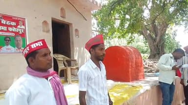 हथगांव में समाजवादी मजदूर सभा की विचार संगोष्ठी आयोजित
पीडीए विचारधारा और संगठन विस्तार पर हुआ मंथन
मजदूर, किसान, पिछड़े और अल्पसंख्यक वर्ग की समस्याओं पर हुई चर्चा
✒️ रिपोर्ट :- मुन्ना यादव/नाजिया परवीन
फतेहपुर जिले के हथगांव विकासखंड क्षेत्र में समाजवादी मजदूर सभा द्वारा एक विचार संगोष्ठी का आयोजन किया गया। कार्यक्रम में संगठन विस्तार, पीडीए (पिछड़ा, दलित, अल्पसंख्यक) विचारधारा के प्रसार तथा मजदूरों, किसानों और वंचित वर्गों की समस्याओं पर चर्चा की गई। सभा में बड़ी संख्या में स्थानीय नागरिकों और पार्टी कार्यकर्ताओं ने भाग लिया।
फतेहपुर। समाजवादी पार्टी के राष्ट्रीय अध्यक्ष के निर्देश पर जनपद में चलाए जा रहे संगठन विस्तार अभियान के तहत रविवार को हथगांव विकासखंड क्षेत्र के आम्बीं ग्राम सभा स्थित ठाकुर दास महाराज की कुटी में समाजवादी मजदूर सभा की एक विचार संगोष्ठी आयोजित की गई।
कार्यक्रम का नेतृत्व समाजवादी मजदूर सभा के जिलाध्यक्ष संदीप कुमार श्रीमाली ने किया। कार्यक्रम की शुरुआत कुटी के महंत का माल्यार्पण एवं सम्मान कर की गई। इसके बाद उपस्थित लोगों को शरबत वितरित कर स्वागत किया गया।
सभा का संचालन गुलाब सिंह यादव ने किया। वक्ताओं ने संगठन को मजबूत करने, सामाजिक न्याय, मजदूरों, किसानों, पिछड़े वर्गों एवं अल्पसंख्यक समुदाय की समस्याओं को प्रमुखता से उठाने तथा जनसरोकारों से जुड़े मुद्दों पर चर्चा की।
कार्यक्रम के दौरान बड़ी संख्या में ग्रामीण, किसान, मजदूर और वरिष्ठ नागरिक उपस्थित रहे। लोगों ने क्षेत्रीय समस्याओं, रोजगार, कृषि, सामाजिक सुरक्षा तथा जनहित से जुड़े विषयों को मंच के माध्यम से रखा। पार्टी पदाधिकारियों ने समस्याओं को संबंधित स्तर पर उठाने और समाधान के लिए प्रयास करने का आश्वासन दिया।
सभा में जिला मीडिया प्रभारी पवन कुमार श्रीमाली, विधानसभा अध्यक्ष मुन्ना सिंह यादव, ब्लॉक अध्यक्ष शिवशरण सिंह यादव, विधानसभा संरक्षक निर्भय सिंह यादव, ब्लॉक अध्यक्ष शुभम सिंह यादव, नगर अध्यक्ष मोहम्मद रहमान सहित अनेक पदाधिकारी और कार्यकर्ता मौजूद रहे।
आयोजकों के अनुसार कार्यक्रम में लगभग तीन सौ से अधिक लोगों ने भाग लिया और संगठन को गांव-गांव तक मजबूत बनाने का संकल्प लिया।
हथगांव क्षेत्र में आयोजित यह संगोष्ठी राजनीतिक संवाद और जनसंपर्क अभियान का हिस्सा रही, जिसमें स्थानीय मुद्दों को प्रमुखता से उठाया गया। आने वाले समय में ऐसे कार्यक्रमों के माध्यम से संगठन ग्रामीण क्षेत्रों में अपनी पकड़ मजबूत करने का प्रयास करेगा।
ND NEWS अपील
🔹 लोकतंत्र में संवाद और जनभागीदारी सबसे बड़ी शक्ति है।
🔹 राजनीतिक दलों को जनता की समस्याओं को प्राथमिकता देते हुए समाधान के लिए रचनात्मक भूमिका निभानी चाहिए।
🔹 नागरिकों को भी अपने अधिकारों और कर्तव्यों के प्रति जागरूक रहना चाहिए।
🔹 लोकतांत्रिक व्यवस्था को मजबूत करने के लिए शांतिपूर्ण और सकारात्मक संवाद आवश्यक है।
🔹 सामाजिक समरसता और विकास के लिए सभी वर्गों की सहभागिता महत्वपूर्ण है।
👇👇👇
#NDNews
#दैनिकनिष्पक्षधारा
#FatehpurNews
#Hathgaon
#SamajwadiParty
#SamajwadiMazdoorSabha
#PDA
#AkhileshYadav
#PoliticalNews
#WorkersRights
#FarmersIssues
#UPPolitics
#Fatehpur
👇👇
🟥 ND NEWS | दैनिक निष्पक्ष धारा
मुख्य संपादक / संस्थापक: राजन सिंह हाड़ा
सह-संपादक: शालिनी सिंह भदौरिया
✒️ रिपोर्ट : मुन्ना यादव/नाजिया परवीन
📍 कार्यालय-3: U158, हीरा स्वीट्स के पास, विकास मार्ग, लक्ष्मी नगर, पूर्वी दिल्ली – 110092 (NCR)
📍 कार्यालय-2: विधानसभा रोड, बर्लिंगटन चौराहा, लखनऊ – 226001 (UP)
📍 कार्यालय-1: 1/1 अटल बिहारी चौराहा, नियर बर्मा चौराहा, फतेहपुर – 212601 (UP)
📅 दिनांक: 15 जून 2026
📆 दिन: सोमवार
📧 Email: ndnewschannel@gmail.com
📞 मोबाइल: 9696119696