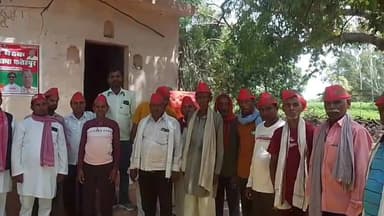 हथगांव में समाजवादी मजदूर सभा की विचार संगोष्ठी आयोजित
पीडीए विचारधारा और संगठन विस्तार पर हुआ मंथन
मजदूर, किसान, पिछड़े और अल्पसंख्यक वर्ग की समस्याओं पर हुई चर्चा
✒️ रिपोर्ट :- मुन्ना यादव/नाजिया परवीन
फतेहपुर जिले के हथगांव विकासखंड क्षेत्र में समाजवादी मजदूर सभा द्वारा एक विचार संगोष्ठी का आयोजन किया गया। कार्यक्रम में संगठन विस्तार, पीडीए (पिछड़ा, दलित, अल्पसंख्यक) विचारधारा के प्रसार तथा मजदूरों, किसानों और वंचित वर्गों की समस्याओं पर चर्चा की गई। सभा में बड़ी संख्या में स्थानीय नागरिकों और पार्टी कार्यकर्ताओं ने भाग लिया।
फतेहपुर। समाजवादी पार्टी के राष्ट्रीय अध्यक्ष के निर्देश पर जनपद में चलाए जा रहे संगठन विस्तार अभियान के तहत रविवार को हथगांव विकासखंड क्षेत्र के आम्बीं ग्राम सभा स्थित ठाकुर दास महाराज की कुटी में समाजवादी मजदूर सभा की एक विचार संगोष्ठी आयोजित की गई।
कार्यक्रम का नेतृत्व समाजवादी मजदूर सभा के जिलाध्यक्ष संदीप कुमार श्रीमाली ने किया। कार्यक्रम की शुरुआत कुटी के महंत का माल्यार्पण एवं सम्मान कर की गई। इसके बाद उपस्थित लोगों को शरबत वितरित कर स्वागत किया गया।
सभा का संचालन गुलाब सिंह यादव ने किया। वक्ताओं ने संगठन को मजबूत करने, सामाजिक न्याय, मजदूरों, किसानों, पिछड़े वर्गों एवं अल्पसंख्यक समुदाय की समस्याओं को प्रमुखता से उठाने तथा जनसरोकारों से जुड़े मुद्दों पर चर्चा की।
कार्यक्रम के दौरान बड़ी संख्या में ग्रामीण, किसान, मजदूर और वरिष्ठ नागरिक उपस्थित रहे। लोगों ने क्षेत्रीय समस्याओं, रोजगार, कृषि, सामाजिक सुरक्षा तथा जनहित से जुड़े विषयों को मंच के माध्यम से रखा। पार्टी पदाधिकारियों ने समस्याओं को संबंधित स्तर पर उठाने और समाधान के लिए प्रयास करने का आश्वासन दिया।
सभा में जिला मीडिया प्रभारी पवन कुमार श्रीमाली, विधानसभा अध्यक्ष मुन्ना सिंह यादव, ब्लॉक अध्यक्ष शिवशरण सिंह यादव, विधानसभा संरक्षक निर्भय सिंह यादव, ब्लॉक अध्यक्ष शुभम सिंह यादव, नगर अध्यक्ष मोहम्मद रहमान सहित अनेक पदाधिकारी और कार्यकर्ता मौजूद रहे।
आयोजकों के अनुसार कार्यक्रम में लगभग तीन सौ से अधिक लोगों ने भाग लिया और संगठन को गांव-गांव तक मजबूत बनाने का संकल्प लिया।
हथगांव क्षेत्र में आयोजित यह संगोष्ठी राजनीतिक संवाद और जनसंपर्क अभियान का हिस्सा रही, जिसमें स्थानीय मुद्दों को प्रमुखता से उठाया गया। आने वाले समय में ऐसे कार्यक्रमों के माध्यम से संगठन ग्रामीण क्षेत्रों में अपनी पकड़ मजबूत करने का प्रयास करेगा।
ND NEWS अपील
🔹 लोकतंत्र में संवाद और जनभागीदारी सबसे बड़ी शक्ति है।
🔹 राजनीतिक दलों को जनता की समस्याओं को प्राथमिकता देते हुए समाधान के लिए रचनात्मक भूमिका निभानी चाहिए।
🔹 नागरिकों को भी अपने अधिकारों और कर्तव्यों के प्रति जागरूक रहना चाहिए।
🔹 लोकतांत्रिक व्यवस्था को मजबूत करने के लिए शांतिपूर्ण और सकारात्मक संवाद आवश्यक है।
🔹 सामाजिक समरसता और विकास के लिए सभी वर्गों की सहभागिता महत्वपूर्ण है।
👇👇👇
#NDNews
#दैनिकनिष्पक्षधारा
#FatehpurNews
#Hathgaon
#SamajwadiParty
#SamajwadiMazdoorSabha
#PDA
#AkhileshYadav
#PoliticalNews
#WorkersRights
#FarmersIssues
#UPPolitics
#Fatehpur
👇👇
🟥 ND NEWS | दैनिक निष्पक्ष धारा
मुख्य संपादक / संस्थापक: राजन सिंह हाड़ा
सह-संपादक: शालिनी सिंह भदौरिया
✒️ रिपोर्ट : मुन्ना यादव/नाजिया परवीन
📍 कार्यालय-3: U158, हीरा स्वीट्स के पास, विकास मार्ग, लक्ष्मी नगर, पूर्वी दिल्ली – 110092 (NCR)
📍 कार्यालय-2: विधानसभा रोड, बर्लिंगटन चौराहा, लखनऊ – 226001 (UP)
📍 कार्यालय-1: 1/1 अटल बिहारी चौराहा, नियर बर्मा चौराहा, फतेहपुर – 212601 (UP)
📅 दिनांक: 15 जून 2026
📆 दिन: सोमवार
📧 Email: ndnewschannel@gmail.com
📞 मोबाइल: 9696119696