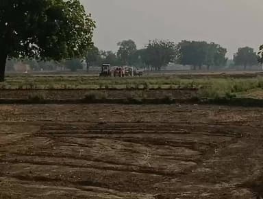 जनपद में अवैध मिट्टी खनन के आरोप, वायरल वीडियो ने खड़े किए सवाल
जेसीबी से खेतों में खुदाई का दावा, प्रशासनिक निगरानी पर उठे प्रश्न
ग्रामीणों ने जांच और कार्रवाई की मांग उठाई
✒️रिपोर्ट पिंटू तिवारी
फतेहपुर जिले के किशनपुर थाना क्षेत्र के अंतर्गत पहाड़पुर चौकी इलाके में कथित अवैध मिट्टी खनन का मामला चर्चा का विषय बना हुआ है। सोशल मीडिया पर वायरल हो रहे एक वीडियो में जेसीबी मशीन से खेतों में मिट्टी की खुदाई किए जाने का दावा किया जा रहा है। मामले को लेकर स्थानीय लोगों ने प्रशासनिक कार्रवाई और निष्पक्ष जांच की मांग की है। हालांकि संबंधित अधिकारियों की ओर से आधिकारिक जांच के बाद ही वास्तविक स्थिति स्पष्ट हो सकेगी।
फतेहपुर। जिले के विजयीपुर ब्लॉक क्षेत्र अंतर्गत थाना किशनपुर की पहाड़पुर चौकी के अंतर्गत आने वाले थुरियानी मजरा रायपुर भसरौल गांव में कथित अवैध मिट्टी खनन का मामला सामने आया है। स्थानीय लोगों का आरोप है कि खेतों से बड़े पैमाने पर जेसीबी मशीनों के माध्यम से मिट्टी की खुदाई की जा रही है और उसे ट्रैक्टर-ट्रॉलियों के जरिए विभिन्न स्थानों तक पहुंचाया जा रहा है।
सोशल मीडिया पर वायरल हो रहे वीडियो में मिट्टी खनन जैसी गतिविधियां दिखाई देने का दावा किया जा रहा है। ग्रामीणों का कहना है कि यदि यह कार्य बिना वैध अनुमति के हो रहा है तो इससे न केवल राजस्व की हानि हो सकती है बल्कि पर्यावरणीय संतुलन पर भी असर पड़ सकता है।
प्रशासनिक दावों पर उठे सवाल
स्थानीय नागरिकों का कहना है कि शासन स्तर पर अवैध खनन रोकने के लिए समय-समय पर निर्देश जारी किए जाते हैं, लेकिन जमीनी स्तर पर शिकायतें लगातार सामने आती रहती हैं। ग्रामीणों का आरोप है कि यदि वीडियो में दिखाई गई गतिविधियां सही पाई जाती हैं तो संबंधित विभागों को तत्काल जांच करनी चाहिए।
पर्यावरण और राजस्व दोनों पर प्रभाव की आशंका
विशेषज्ञों का मानना है कि अनियंत्रित और मानक से अधिक मिट्टी खनन से कृषि भूमि की उर्वरता प्रभावित हो सकती है। इसके अलावा गहरे गड्ढे बनने से दुर्घटनाओं की संभावना भी बढ़ जाती है। ग्रामीणों ने मांग की है कि राजस्व एवं खनन विभाग संयुक्त रूप से मौके का निरीक्षण कर वास्तविक स्थिति स्पष्ट करें।
खनन के लिए निर्धारित नियम
खनन कार्य के लिए शासन द्वारा कई नियम निर्धारित किए गए हैं, जिनमें प्रमुख रूप से—
सार्वजनिक संपत्तियों को नुकसान नहीं होना चाहिए।
निर्धारित गहराई से अधिक खुदाई नहीं की जा सकती।
पर्यावरणीय मानकों का पालन अनिवार्य है।
आसपास की कृषि भूमि और पेड़ों को नुकसान नहीं पहुंचना चाहिए।
वैध अनुमति और निर्धारित शर्तों का पालन आवश्यक है।
जांच के बाद ही स्पष्ट होगी स्थिति
मामले में स्थानीय स्तर पर विभिन्न दावे और आरोप सामने आ रहे हैं। प्रशासनिक जांच के बाद ही यह स्पष्ट हो सकेगा कि संबंधित स्थल पर खनन वैध अनुमति के अंतर्गत हो रहा था या नहीं।
बीबीसी न्यूज़ हिंदी शैली में समापन
फिलहाल वायरल वीडियो और स्थानीय शिकायतों के आधार पर क्षेत्र में चर्चा का माहौल है। अब निगाहें प्रशासनिक जांच पर टिकी हैं। यदि कहीं नियमों का उल्लंघन पाया जाता है तो संबंधित विभागों द्वारा आवश्यक कार्रवाई की जा सकती है। वहीं यदि कार्य वैध अनुमति के तहत किया जा रहा है तो जांच से स्थिति स्पष्ट हो जाएगी।
"विकास और पर्यावरण के बीच संतुलन ही सतत प्रगति की पहचान है।"
👇👇
#NDNews
#दैनिकनिष्पक्षधारा
#FatehpurNews
#Kishanpur
#PaharpurChowki
#IllegalMining
#MiningNews
#EnvironmentProtection
#RevenueLoss
#UPNews
#MiningDepartment
#ViralVideo
#PublicInterest
#CMYogiAdityanath
#FatehpurAdministration
👇👇
@dgpup
@RSSorg
@UPGovt
@wpl1090
@RSSgeet
@Uppolice
@MIB_India
@PMOIndia
@HMOIndia
@abmanglik
@VHPDigital
@igrangealld
@myogioffice
@InfoDeptUP
@dmfatehpur
@sdmsadarftp
@CMOfficeUP
@CMOUP_RC
@UPPRD1948
@ChiefSecyUP
@ChiefSecyUP
@MahantYogiG
@FatehpurSdm
@fatehpurpolice
@BajrangDalOrg
@112UttarPradesh
@myogiadityanath
@CommissionerPrg
@ADGZonPrayagraj
👇👇
🟥 ND NEWS | दैनिक निष्पक्ष धारा
मुख्य संपादक / संस्थापक: राजन सिंह हाड़ा
सह-संपादक: शालिनी सिंह भदौरिया
✒️ रिपोर्ट : पिंटू तिवारी
📍 कार्यालय-3: U158, हीरा स्वीट्स के पास, विकास मार्ग, लक्ष्मी नगर, पूर्वी दिल्ली, पिन कोड – 110092 (NCR)
📍 कार्यालय-2: विधानसभा रोड, बर्लिंगटन चौराहा, लखनऊ – 226001 (UP)
📍 कार्यालय-1: 1/1 अटल बिहारी चौराहा, नियर बर्मा चौराहा, फतेहपुर – 212601 (UP)
📅 दिनांक: 15 जून 2026
📆 दिन: सोमवार
📧 Email: ndnewschannel@gmail.com
📞 मोबाइल: 9696119696