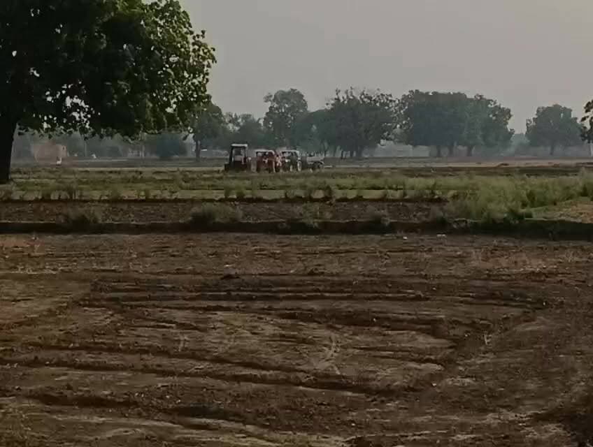 जनपद में अवैध मिट्टी खनन के आरोप, वायरल वीडियो ने खड़े किए सवाल
जेसीबी से खेतों में खुदाई का दावा, प्रशासनिक निगरानी पर उठे प्रश्न
ग्रामीणों ने जांच और कार्रवाई की मांग उठाई
✒️रिपोर्ट पिंटू तिवारी
फतेहपुर जिले के किशनपुर थाना क्षेत्र के अंतर्गत पहाड़पुर चौकी इलाके में कथित अवैध मिट्टी खनन का मामला चर्चा का विषय बना हुआ है। सोशल मीडिया पर वायरल हो रहे एक वीडियो में जेसीबी मशीन से खेतों में मिट्टी की खुदाई किए जाने का दावा किया जा रहा है। मामले को लेकर स्थानीय लोगों ने प्रशासनिक कार्रवाई और निष्पक्ष जांच की मांग की है। हालांकि संबंधित अधिकारियों की ओर से आधिकारिक जांच के बाद ही वास्तविक स्थिति स्पष्ट हो सकेगी।
फतेहपुर। जिले के विजयीपुर ब्लॉक क्षेत्र अंतर्गत थाना किशनपुर की पहाड़पुर चौकी के अंतर्गत आने वाले थुरियानी मजरा रायपुर भसरौल गांव में कथित अवैध मिट्टी खनन का मामला सामने आया है। स्थानीय लोगों का आरोप है कि खेतों से बड़े पैमाने पर जेसीबी मशीनों के माध्यम से मिट्टी की खुदाई की जा रही है और उसे ट्रैक्टर-ट्रॉलियों के जरिए विभिन्न स्थानों तक पहुंचाया जा रहा है।
सोशल मीडिया पर वायरल हो रहे वीडियो में मिट्टी खनन जैसी गतिविधियां दिखाई देने का दावा किया जा रहा है। ग्रामीणों का कहना है कि यदि यह कार्य बिना वैध अनुमति के हो रहा है तो इससे न केवल राजस्व की हानि हो सकती है बल्कि पर्यावरणीय संतुलन पर भी असर पड़ सकता है।
प्रशासनिक दावों पर उठे सवाल
स्थानीय नागरिकों का कहना है कि शासन स्तर पर अवैध खनन रोकने के लिए समय-समय पर निर्देश जारी किए जाते हैं, लेकिन जमीनी स्तर पर शिकायतें लगातार सामने आती रहती हैं। ग्रामीणों का आरोप है कि यदि वीडियो में दिखाई गई गतिविधियां सही पाई जाती हैं तो संबंधित विभागों को तत्काल जांच करनी चाहिए।
पर्यावरण और राजस्व दोनों पर प्रभाव की आशंका
विशेषज्ञों का मानना है कि अनियंत्रित और मानक से अधिक मिट्टी खनन से कृषि भूमि की उर्वरता प्रभावित हो सकती है। इसके अलावा गहरे गड्ढे बनने से दुर्घटनाओं की संभावना भी बढ़ जाती है। ग्रामीणों ने मांग की है कि राजस्व एवं खनन विभाग संयुक्त रूप से मौके का निरीक्षण कर वास्तविक स्थिति स्पष्ट करें।
खनन के लिए निर्धारित नियम
खनन कार्य के लिए शासन द्वारा कई नियम निर्धारित किए गए हैं, जिनमें प्रमुख रूप से—
सार्वजनिक संपत्तियों को नुकसान नहीं होना चाहिए।
निर्धारित गहराई से अधिक खुदाई नहीं की जा सकती।
पर्यावरणीय मानकों का पालन अनिवार्य है।
आसपास की कृषि भूमि और पेड़ों को नुकसान नहीं पहुंचना चाहिए।
वैध अनुमति और निर्धारित शर्तों का पालन आवश्यक है।
जांच के बाद ही स्पष्ट होगी स्थिति
मामले में स्थानीय स्तर पर विभिन्न दावे और आरोप सामने आ रहे हैं। प्रशासनिक जांच के बाद ही यह स्पष्ट हो सकेगा कि संबंधित स्थल पर खनन वैध अनुमति के अंतर्गत हो रहा था या नहीं।
बीबीसी न्यूज़ हिंदी शैली में समापन
फिलहाल वायरल वीडियो और स्थानीय शिकायतों के आधार पर क्षेत्र में चर्चा का माहौल है। अब निगाहें प्रशासनिक जांच पर टिकी हैं। यदि कहीं नियमों का उल्लंघन पाया जाता है तो संबंधित विभागों द्वारा आवश्यक कार्रवाई की जा सकती है। वहीं यदि कार्य वैध अनुमति के तहत किया जा रहा है तो जांच से स्थिति स्पष्ट हो जाएगी।
"विकास और पर्यावरण के बीच संतुलन ही सतत प्रगति की पहचान है।"
👇👇
#NDNews
#दैनिकनिष्पक्षधारा
#FatehpurNews
#Kishanpur
#PaharpurChowki
#IllegalMining
#MiningNews
#EnvironmentProtection
#RevenueLoss
#UPNews
#MiningDepartment
#ViralVideo
#PublicInterest
#CMYogiAdityanath
#FatehpurAdministration
👇👇
@dgpup
@RSSorg
@UPGovt
@wpl1090
@RSSgeet
@Uppolice
@MIB_India
@PMOIndia
@HMOIndia
@abmanglik
@VHPDigital
@igrangealld
@myogioffice
@InfoDeptUP
@dmfatehpur
@sdmsadarftp
@CMOfficeUP
@CMOUP_RC
@UPPRD1948
@ChiefSecyUP
@ChiefSecyUP
@MahantYogiG
@FatehpurSdm
@fatehpurpolice
@BajrangDalOrg
@112UttarPradesh
@myogiadityanath
@CommissionerPrg
@ADGZonPrayagraj
👇👇
🟥 ND NEWS | दैनिक निष्पक्ष धारा
मुख्य संपादक / संस्थापक: राजन सिंह हाड़ा
सह-संपादक: शालिनी सिंह भदौरिया
✒️ रिपोर्ट : पिंटू तिवारी
📍 कार्यालय-3: U158, हीरा स्वीट्स के पास, विकास मार्ग, लक्ष्मी नगर, पूर्वी दिल्ली, पिन कोड – 110092 (NCR)
📍 कार्यालय-2: विधानसभा रोड, बर्लिंगटन चौराहा, लखनऊ – 226001 (UP)
📍 कार्यालय-1: 1/1 अटल बिहारी चौराहा, नियर बर्मा चौराहा, फतेहपुर – 212601 (UP)
📅 दिनांक: 15 जून 2026
📆 दिन: सोमवार
📧 Email: ndnewschannel@gmail.com
📞 मोबाइल: 9696119696