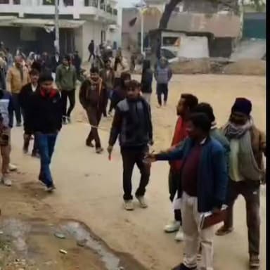 मानक विहीन सड़क निर्माण के आरोप से गरमाया मोहम्मदपुर गौंती का मामला
प्रधानमंत्री ग्रामीण सड़क योजना पर ग्रामीणों ने उठाए सवाल, डीएम से की जांच की मांग
जेई बोले- ग्रामीणों द्वारा निर्माण न हटाने से बाधित हो रहा कार्य
✒️रिपोर्ट: मुन्ना यादव/नाजिया परवीन
फतेहपुर जिले की खागा तहसील के ग्राम मोहम्मदपुर गौंती में प्रधानमंत्री ग्रामीण सड़क योजना के तहत बन रही सड़क को लेकर विवाद खड़ा हो गया है। ग्रामीणों ने आरोप लगाया है कि सड़क का निर्माण निर्धारित मानकों के अनुरूप नहीं किया जा रहा और कई स्थानों पर सड़क की चौड़ाई कम रखी जा रही है। वहीं विभागीय अधिकारियों का कहना है कि कुछ ग्रामीणों द्वारा निर्माण न हटाए जाने के कारण कार्य प्रभावित हो रहा है। मामले को लेकर ग्रामीणों ने जिलाधिकारी से निष्पक्ष जांच की मांग की है।
फतेहपुर। प्रधानमंत्री ग्रामीण सड़क योजना के अंतर्गत खागा तहसील क्षेत्र के ग्राम मोहम्मदपुर गौंती से एकौनागढ़ तक निर्मित हो रही सड़क अब विवादों के घेरे में आ गई है। ग्रामीणों ने सड़क निर्माण में अनियमितता और मानकों की अनदेखी का आरोप लगाते हुए जिलाधिकारी को शिकायती पत्र सौंपा है।
ग्रामीणों के अनुसार पैकेज संख्या UP25159MRL7 के अंतर्गत लगभग साढ़े आठ किलोमीटर सड़क निर्माण प्रस्तावित है। उनका कहना है कि मार्ग पर स्थित अन्य गांवों में सीसी रोड का निर्माण कार्य लगभग पूरा हो चुका है, जबकि मोहम्मदपुर गौंती क्षेत्र में कार्य अधूरा है और जहां कार्य हो रहा है वहां सड़क की चौड़ाई निर्धारित मानक से कम रखी जा रही है।
ग्रामीणों ने लगाए गंभीर आरोप
ग्रामीणों का आरोप है कि विभागीय सर्वे के दौरान सड़क की चौड़ाई 5.5 मीटर निर्धारित की गई थी। इस आधार पर गांव के कई लोगों ने अपने चबूतरे, दीवारें और अन्य निर्माण हटाकर प्रशासन का सहयोग भी किया। इसके बावजूद अब कई स्थानों पर सड़क की चौड़ाई लगभग 3.5 मीटर रखे जाने की तैयारी की जा रही है।
ग्रामीणों का कहना है कि यदि सड़क संकरी बनाई गई तो भविष्य में एम्बुलेंस, फायर ब्रिगेड, स्कूल वाहन, गैस आपूर्ति वाहन तथा किसानों के बड़े कृषि उपकरणों का आवागमन प्रभावित होगा।
कई गांवों की लाइफलाइन है यह सड़क
स्थानीय लोगों का कहना है कि यह सड़क गंगा किनारे बसे लगभग डेढ़ दर्जन गांवों को राष्ट्रीय राजमार्ग से जोड़ती है। बरसात के मौसम में यही मार्ग ग्रामीणों के लिए प्रमुख संपर्क साधन बनता है। ऐसे में मानक से कम चौड़ाई वाली सड़क भविष्य में बड़ी समस्या पैदा कर सकती है।
विभाग का पक्ष भी आया सामने
मामले पर संबंधित जूनियर इंजीनियर नरेंद्र कुमार गुप्ता ने कहा कि सड़क प्रधानमंत्री ग्रामीण सड़क योजना के तहत नागेश्वर धाम होते हुए एकौनागढ़ तक बनाई जा रही है। उन्होंने बताया कि कुछ ग्रामीण अपने मकानों के सहन, चबूतरे और दीवारों के हिस्से हटाने को तैयार नहीं हैं, जिससे निर्माण कार्य प्रभावित हो रहा है।
जेई के अनुसार प्रशासन को स्थिति से अवगत करा दिया गया है। उन्होंने यह भी स्पष्ट किया कि परियोजना में मुआवजे का कोई प्रावधान नहीं है, जिसके कारण कुछ लोग निर्माण हटाने में सहयोग नहीं कर रहे हैं।
वायरल फैक्ट
ग्रामीणों द्वारा सड़क की चौड़ाई को लेकर उठाए गए सवाल और निर्माण कार्य से जुड़ी तस्वीरें व वीडियो स्थानीय स्तर पर चर्चा का विषय बनी हुई हैं। ग्रामीणों का कहना है कि यदि समय रहते जांच नहीं हुई तो सड़क निर्माण की गुणवत्ता और उपयोगिता दोनों प्रभावित हो सकती हैं।
फिलहाल सड़क निर्माण को लेकर ग्रामीणों और विभाग के बीच अलग-अलग दावे सामने आ रहे हैं। एक पक्ष मानक विहीन निर्माण का आरोप लगा रहा है, जबकि विभाग कार्य में आ रही व्यावहारिक बाधाओं का हवाला दे रहा है। अब सभी की निगाहें प्रशासनिक जांच और उसके निष्कर्षों पर टिकी हैं, जिससे वास्तविक स्थिति स्पष्ट हो सके।
👇👇
#NDNews
#दैनिकनिष्पक्षधारा
#FatehpurNews
#Khaga
#MohammadpurGaunti
#PMGSY
#RoadConstruction
#DevelopmentNews
#VillageDevelopment
#DMFatehpur
#NarendraKumarGupta
#Infrastructure
#RuralRoads
#UPNews
#PublicInterest
👇👇
@dgpup
@RSSorg
@UPGovt
@wpl1090
@RSSgeet
@Uppolice
@MIB_India
@PMOIndia
@HMOIndia
@abmanglik
@VHPDigital
@igrangealld
@myogioffice
@InfoDeptUP
@dmfatehpur
@sdmsadarftp
@CMOfficeUP
@CMOUP_RC
@UPPRD1948
@ChiefSecyUP
@ChiefSecyUP
@MahantYogiG
@FatehpurSdm
@fatehpurpolice
@BajrangDalOrg
@112UttarPradesh
@myogiadityanath
@CommissionerPrg
@ADGZonPrayagraj
🟥 ND NEWS | दैनिक निष्पक्ष धारा
मुख्य संपादक/संस्थापक: राजन सिंह हाड़ा
सह-संपादक: शालिनी सिंह भदौरिया
📍 कार्यालय-3:U158,हीरा स्वीट्स के पास,विकास मार्ग,लक्ष्मी नगर,पूर्वी दिल्ली, 110092 (NCR)
📞 मोबाइल: 9696119696