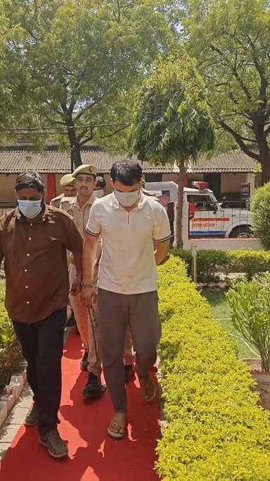 4 गांजा तस्करों को झांसी पुलिस ने पकड़ा,1 करोड़ 75 लाख का गांजा 2 वाहन और कई मोबाइल फ़ोन किये बरामद #JhansiPolice