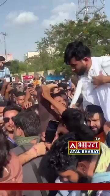 🔴 भीड़ के बीच Cockroach Janta Party के संस्थापक अभिजीत दीपके को मारा गया थप्पड़!