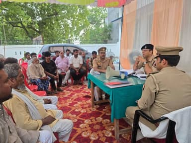 #SSP_अयोध्या के निर्देशन में थाना बाबा बाजार परिसर पर आगामी त्यौहार मोहर्रम के दृष्टिगत सम्बन्धित अधिकारियों द्वारा क्षेत्र के सम्भ्रांत व्यक्तियों के साथ पीस कमेटी की मीटिंग कर त्यौहार को शांतिपूर्ण तरीके से मनाने की अपील करते हुए आवश्यक दिशा-निर्देश दिये गये । https://t.co/g540bENIQZ