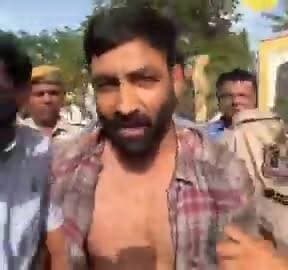 😳👋 "हमने तो सिर्फ मच्छर का इलाज किया है!"
अभिजीत दीपके को थप्पड़ मारने का दावा करने वाले व्यक्ति का यह बयान अब सोशल मीडिया पर तेजी से वायरल हो रहा है। वीडियो पर लोग तरह-तरह की प्रतिक्रियाएं दे रहे हैं और कई यूजर्स इसे लेकर मीम्स भी बना रहे हैं।
हालांकि, किसी भी व्यक्ति के विचारों से असहमति हो सकती है, लेकिन लोकतांत्रिक व्यवस्था में हिंसा की जगह बहस और संवाद को ही प्राथमिकता दी जानी चाहिए।
फिलहाल यह बयान इंटरनेट पर चर्चा का बड़ा विषय बना हुआ है। 👀
#AbhijeetDipke #CJP #ViralVideo #TrendingNews #SocialMedia #Jaipur #PoliticalNews #BreakingNews #ViralStatement #InternetBuzz