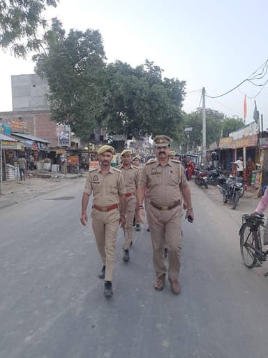 जनपद में सुरक्षा एवं शांति व्यवस्था को अक्षुण्य बनाये रखने हेतु आज दिनांक 15.06.2026 को थाना बारासगवर पुलिस द्वारा थाना क्षेत्र में पैदल गस्त की गयी। #UnnaoPolice #UPPolice
@Igrangelucknow https://t.co/l3lLMkeOQs