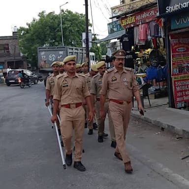 जनपद में सुरक्षा एवं शांति व्यवस्था को अक्षुण्य बनाये रखने हेतु आज दिनांक 15.06.2026 को थाना मौरावा पुलिस द्वारा थाना क्षेत्र में पैदल गस्त की गयी। #UnnaoPolice #UPPolice
@Igrangelucknow https://t.co/mr1hnmKYZN
