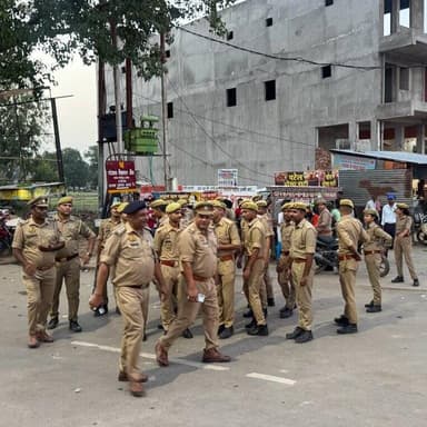 सुरक्षा एवं शांति व्यवस्था को अक्षुण्य बनाये रखने हेतु आज दिनांक 15.06.2026 को श्री मधुकनाथ मिश्रा क्षेत्राधिकारी बीघापुर द्वारा थाना बीघापुर पुलिस बल के साथ बीघापुर क्षेत्रांतर्गत महत्वपूर्ण प्रतिष्ठानों एवं मुख्य बाजार में पैदल गश्त की गयी। #UPPolice @Igrangelucknow https://t.co/OB7S4yGV10