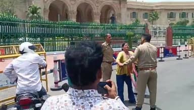 "चोरी और मारपीट के छोटे से मामले में पुलिस ने कार्रवाई नहीं की तो हरदोई का पीड़ित परिवार विधानसभा के सामने आ। ....ह करने पहुंच गया.."
मामला हरदोई के संडीला थाने का है.. पीड़ित परिवार का कहना है कि उनके साथ चोरी और मारपीट की घटना हुई.. एक महीने से संडीला थाने के चक्कर काट रहे हैं लेकिन एफआईआर दर्ज करना तो दूर पुलिस कोई सुनवाई ही नहीं कर रही..
पीड़ित महिला और उसकी बेटी रोज थाने जाते हैं, वहां से उन्हें टरका दिया जाता है..
इंस्पेक्टर साहब मिलते ही नहीं..
फिलहाल, आ। ....ह से पहले ही विधानसभा भवन के सामने मौजूद पुलिसकर्मियों ने बड़ी घटना टाल दी.. अब शायद पीड़ित परिवार को न्याय मिल सके..
लेकिन अगर न्याय पाने का यही तरीका बाकी रह गया है तो उत्तर प्रदेश पुलिस को खुद की समीक्षा करनी चाहिए..
#SelfImmolation #Hardoi #Police #UPPolice #LawAndOrder #Theft #Vidhansabha #Assembly #Lucknow #UttarPradesh