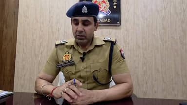 फिरोजाबाद पिता बना हत्यारा बेटी को कुल्हाड़ी से काटा मौके पर मौ*त।
बेटी को बचाने आई पत्नी पर भी कुल्हाड़ी से किया हमला, पत्नी की भी हालत गंभीर।
घायल पत्नी को उपचार के लिए भेजा हालत गंभीर होने के कारण आगरा कर दिया रेफर।
पुलिस के अनुसार मिली जानकारी बेटी कहीं घर से चली गई थी जिससे पिता रहता था नाराज।
कलयुगी पिता ने बाप औऱ बेटी के रिश्ते का किया खून।
सूचना मिलते ही मौके पर पहुंची पुलिस ने बेटी के शब को पोस्टमार्टम के लिए भेजा।
घटना के बाद पुलिस ने हत्यारे पिता को किया गिरफ्तार।
थाना बसई मोहम्मदपुर क्षेत्र के सोफीपुर गांव का बताया जा रहा पूरा मामला
घटना की जानकारी देते ASP ग्रामीण अनुज चौधरी