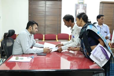 कलेक्टर ने जनदर्शन में सुनीं आमजनों की समस्याएं, अधिकारियों को समयबद्ध निराकरण के निर्देश
दुर्घटना सहायता राशि, बकाया मजदूरी, अतिक्रमण और किसान सम्मान निधि के मामलों पर तत्काल संज्ञान
सीसी रोड निर्माण में अनियमितता की शिकायत की जांच के निर्देश
जिला कलेक्टोरेट में आयोजित जनदर्शन में कलेक्टर श्री मयंक चतुर्वेदी ने जिले के विभिन्न क्षेत्रों से पहुंचे नागरिकों की समस्याओं, मांगों और शिकायतों को गंभीरता से सुना तथा संबंधित अधिकारियों को नियमानुसार त्वरित और गुणवत्तापूर्ण निराकरण सुनिश्चित करने के निर्देश दिए। जनदर्शन में मुआवजा, मजदूरी भुगतान, प्रधानमंत्री आवास योजना, वृद्धावस्था पेंशन, किसान सम्मान निधि, भूमि सीमांकन, अतिक्रमण और वन अधिकार पट्टा सहित जनहित से जुड़े अनेक प्रकरण सामने आए।
जनदर्शन के दौरान ग्राम बड़गांव की लताबाई ने सड़क दुर्घटना में पति की मृत्यु के छह माह बाद भी आर्थिक सहायता राशि नहीं मिलने की समस्या रखी। मामले को गंभीरता से लेते हुए कलेक्टर ने संबंधित एसडीएम को शीघ्र कार्रवाई कर पात्र सहायता राशि उपलब्ध कराने के निर्देश दिए। वहीं ग्राम कंवरिहा के हलधर पटेल ने नहर निर्माण के दौरान निर्धारित सीमा से अधिक भूमि उपयोग किए जाने की शिकायत दर्ज कराई, जिस पर आवश्यक जांच के निर्देश दिए गए। ग्राम साल्हेओना के नंदलाल साव ने प्रधानमंत्री किसान सम्मान निधि योजना का लाभ दिलाने की मांग रखी।
जनदर्शन में ग्राम पंचायत रेगड़ा के वार्ड क्रमांक-2 के पार्षद ने सीसी रोड निर्माण के लिए स्वीकृत राशि के कथित दुरुपयोग की शिकायत करते हुए सड़क निर्माण कराने की मांग की। कलेक्टर ने मामले की जांच कर आवश्यक कार्रवाई सुनिश्चित करने के निर्देश दिए। इसी प्रकार ग्राम काशीचुवां की ताराबाई साहू ने ईंट-भट्ठे में कार्य करने के बावजूद मजदूरी भुगतान नहीं मिलने की शिकायत की। कलेक्टर ने संबंधित विभागीय अधिकारियों को मामले की जांच कर नियमानुसार कार्रवाई करने के निर्देश दिए। इसके अलावा वृद्धावस्था पेंशन, प्रधानमंत्री आवास योजना की अंतिम किस्त, फसल मुआवजा, विद्युत लाइन विस्तार, शासकीय भूमि से अतिक्रमण हटाने, भूमि सीमांकन तथा वन अधिकार पट्टा से जुड़े आवेदन भी प्राप्त हुए। कलेक्टर श्री चतुर्वेदी ने सभी प्रकरणों के समयबद्ध निराकरण पर जोर देते हुए कहा कि आमजन की समस्याओं का त्वरित समाधान जिला प्रशासन की सर्वोच्च प्राथमिकताओं में शामिल है। उन्होंने नागरिकों से अपनी शिकायतों के निराकरण के लिए मुख्यमंत्री हेल्पलाइन 1076 का भी उपयोग करने की अपील की।
#jandarshan
#raigarh