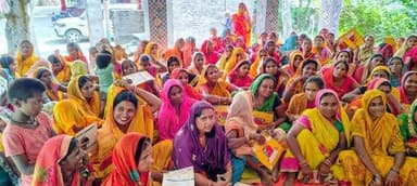 *रतनवा गांव में महिला एवं बाल विकास निगम द्वारा जीविका दीदियों के साथ जागरूकता कार्यक्रम का आयोजन; जिला स्तरीय अधिकारियों ने दी कल्याणकारी योजनाओं और 'महिला हेल्पलाइन 181' की जानकारी*
महिला एवं बाल विकास निगम, बिहार सरकार के दिशा-निर्देशों के आलोक में आज फेनहारा प्रखंड के रतनवा में जीविका समूह की महिलाओं के साथ एक विशेष जागरूकता कार्यक्रम का आयोजन किया गया। इस कार्यक्रम का मुख्य उद्देश्य ग्रामीण स्तर पर महिलाओं को समाज कल्याण विभाग की विभिन्न जनकल्याणकारी योजनाओं से अवगत कराना और उनके अधिकारों के प्रति सजग करना था।
कार्यक्रम में मुख्य रूप से उपस्थित महिला एवं बाल विकास निगम के जिला परियोजना प्रबंधक वीरेंद्र राम ने महिलाओं के सशक्तिकरण के लिए सरकार द्वारा चलाई जा रही विभिन्न योजनाओं की रूपरेखा रखी। जिला मिशन समन्वयक (DHEW) निधि कुमारी ने जिला स्तर पर महिलाओं के लिए उपलब्ध सुविधाओं की जानकारी दी। इसके साथ ही जेंडर विशेषज्ञ निर्भय कुमार ने समाज में लैंगिक समानता और महिलाओं के कानूनी अधिकारों पर प्रकाश डाला, जबकि वित्तीय साक्षरता विशेषज्ञ रितेश कुमार ने जीविका दीदियों को आर्थिक रूप से आत्मनिर्भर बनने, बचत करने और सरकारी अनुदान योजनाओं का लाभ उठाने के संबंध में महत्वपूर्ण गुण सिखाए।
'सखी वार्ता' और 'महिला हेल्पलाइन 181' पर विशेष जोड़:
कार्यक्रम के दौरान उपस्थित महिलाओं को विशेष रूप से "महिला हेल्पलाइन - 181" के बारे में विस्तार से बताया गया अधिकारियों ने कहा कि किसी भी प्रकार की घरेलू हिंसा, मानसिक या शारीरिक प्रताड़ना की स्थिति में महिलाएं इस टोल-फ्री नंबर (181) पर कॉल कर तुरंत सहायता पा सकती हैं। इसके साथ ही पंचायत स्तर पर आयोजित होने वाले "सखी वार्ता" कार्यक्रमों के माध्यम से अंतिम पायदान पर खड़ी महिला तक पहुँचने का लक्ष्य रखा गया है।
मुख्य बिंदु जिन पर चर्चा की गई:
महिला हेल्पलाइन (181) का प्रचार-प्रसार: महिलाओं को संकट के समय तुरंत मदद पहुंचाने वाले इस आपातकालीन नंबर के उपयोग की जानकारी दी गई।
जिला हब फॉर एम्पावरमेंट ऑफ वीमेन (DHEW): महिलाओं के सामाजिक और आर्थिक विकास के लिए जिला स्तर पर संचालित इस व्यवस्था के लाभ बताए गए।
वन स्टॉप सेंटर (OSC): पीड़ित महिलाओं को एक ही छत के नीचे चिकित्सा, कानूनी सहायता और परामर्श प्रदान करने वाले केंद्र की कार्यप्रणाली साझा की गई।
कार्यक्रम में उपस्थित जीविका समूह की दीदियों ने इस पहल की सराहना की और संकल्प लिया कि वे अपने-अपने गांवों और टोलों में जाकर अन्य महिलाओं को भी 181 हेल्पलाइन नंबर और इन कल्याणकारी योजनाओं के प्रति जागरूक करेंगी। बैठक में जीविका के प्रखंड परियोजना प्रबंधक, बुक कीपर, community Mobiliser और भारी संख्या में ग्रामीण महिलाएं उपस्थित थीं।
Information & Public Relations Department, Government of Bihar ICDS Directorate Bihar