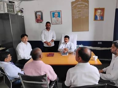 बिहार बाल अधिकार संरक्षण आयोग के माननीय सदस्य द्वारा बाल संरक्षण संस्थानों का निरीक्षण
**मोतिहारी, दिनांक 15 जून 2026**
बिहार बाल अधिकार संरक्षण आयोग, पटना के माननीय सदस्य **श्री राकेश कुमार सिंह** द्वारा आज पूर्वी चम्पारण जिले का भ्रमण कर **पर्यवेक्षण गृह, मोतिहारी** एवं **विशिष्ट दत्तक ग्रहण संस्थान (Specialized Adoption Agency-SAA), मोतिहारी** का निरीक्षण किया गया। निरीक्षण के दौरान उनके द्वारा बच्चों के संरक्षण, देखभाल, शिक्षा, स्वास्थ्य, पुनर्वास एवं संस्थानों में उपलब्ध आधारभूत सुविधाओं की विस्तृत समीक्षा की गई।
पर्यवेक्षण गृह के निरीक्षण के क्रम में माननीय सदस्य द्वारा भवन की आवश्यक **मरम्मति एवं रंग-रोगन (पुताई)** कराए जाने का निर्देश दिया गया। साथ ही बच्चों के शैक्षणिक एवं कौशल विकास को बढ़ावा देने के उद्देश्य से **कंप्यूटर शिक्षा की समुचित व्यवस्था** सुनिश्चित करने पर बल दिया गया। उन्होंने बच्चों के सर्वांगीण विकास हेतु गुणवत्तापूर्ण देखभाल एवं अनुकूल वातावरण उपलब्ध कराने का निर्देश संबंधित पदाधिकारियों को दिया।
विशिष्ट दत्तक ग्रहण संस्थान के निरीक्षण के दौरान माननीय सदस्य द्वारा संस्थान में आवासित बच्चों की देखभाल, पोषण, स्वास्थ्य, शिक्षा एवं पुनर्वास संबंधी व्यवस्थाओं का अवलोकन किया गया। इस क्रम में बच्चों के **पुनर्स्थापन (Restoration)** एवं पुनर्वास संबंधी मामलों की समीक्षा की गई तथा बच्चों के सर्वोत्तम हित को ध्यान में रखते हुए पारिवारिक पुनर्स्थापन एवं अन्य वैधानिक प्रक्रियाओं को समयबद्ध एवं प्रभावी ढंग से संचालित करने पर बल दिया गया।
निरीक्षण के दौरान माननीय सदस्य ने जिला प्रशासन एवं जिला बाल संरक्षण इकाई को **नशा उन्मूलन (Drug Abuse)** तथा **मानव तस्करी निरोध (Human Trafficking Prevention)** के संबंध में व्यापक जन-जागरूकता अभियान संचालित करने का निर्देश दिया। उन्होंने कहा कि बच्चों एवं किशोरों को नशे तथा मानव तस्करी जैसे गंभीर सामाजिक अपराधों से सुरक्षित रखने के लिए समाज के सभी वर्गों की सहभागिता आवश्यक है।
इस अवसर पर **बाल संरक्षण पदाधिकारी, पर्यवेक्षण गृह के अधीक्षक, लेखापाल, जिला बाल संरक्षण इकाई के पदाधिकारी एवं कर्मी तथा संबंधित संस्थानों के अधिकारी एवं कर्मचारी उपस्थित थे।
Information & Public Relations Department, Government of Bihar ICDS Directorate Bihar