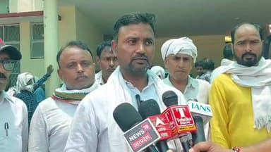 धारी कला में वोटर लिस्ट से 200 नाम कटने का आरोप, प्रधान प्रतिनिधि और ग्रामीणों ने डीएम को सौंपा ज्ञापन
गाजीपुर। देवकली ब्लॉक अंतर्गत ग्राम पंचायत धारी कला में मतदाता सूची से लगभग 200 लोगों के नाम काटे जाने का मामला सामने आया है। इस संबंध में ग्राम प्रधान प्रतिनिधि रमेश शर्मा ने जिलाधिकारी को ज्ञापन सौंपकर मामले की निष्पक्ष जांच कराने और दोषियों के खिलाफ कार्रवाई की मांग की है।
रमेश शर्मा ने आरोप लगाया कि राजनीतिक द्वेष की भावना से प्रेरित होकर ब्लॉक के कुछ कर्मचारियों की मिलीभगत से गांव के ही कुछ लोगों ने सुनियोजित तरीके से मतदाता सूची से नाम कटवाने का कार्य किया है। उनका कहना है कि विशेष रूप से चिन्हित लोगों के नाम वोटर लिस्ट से हटाए गए हैं, जिससे ग्रामीणों में आक्रोश व्याप्त है।
प्रधान प्रतिनिधि ने जिलाधिकारी से मांग की कि पूरे मामले की गहन जांच कराई जाए तथा जिन लोगों के नाम मतदाता सूची से हटाए गए हैं, उन्हें पुनः वोटर लिस्ट में जोड़ा जाए ताकि कोई भी पात्र नागरिक अपने मताधिकार से वंचित न रहे।
उन्होंने कहा कि लोकतंत्र में मतदान का अधिकार सबसे महत्वपूर्ण अधिकारों में से एक है और किसी भी पात्र मतदाता का नाम बिना उचित कारण के सूची से हटाया जाना गंभीर विषय है। ग्रामीणों ने भी प्रशासन से शीघ्र कार्रवाई की मांग की है।
फिलहाल प्रशासन की ओर से मामले की जांच के बाद ही स्थिति स्पष्ट हो सकेगी।
#उत्तर_प्रदेश #स्टेट_इलेक्शन_कमीशन
#डीएम_गाजीपुर
#सीडीओ_गाजीपुर
#खंड_विकास_अधिकारी_देवकली