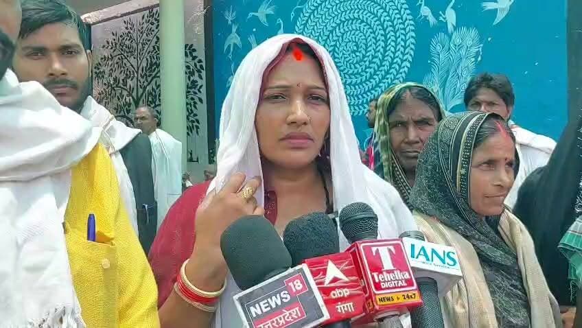 धारी कला में वोटर लिस्ट से 200 नाम कटने का आरोप, प्रधान प्रतिनिधि और ग्रामीणों ने डीएम को सौंपा ज्ञापन
गाजीपुर। देवकली ब्लॉक अंतर्गत ग्राम पंचायत धारी कला में मतदाता सूची से लगभग 200 लोगों के नाम काटे जाने का मामला सामने आया है। इस संबंध में ग्राम प्रधान प्रतिनिधि रमेश शर्मा ने जिलाधिकारी को ज्ञापन सौंपकर मामले की निष्पक्ष जांच कराने और दोषियों के खिलाफ कार्रवाई की मांग की है।
रमेश शर्मा ने आरोप लगाया कि राजनीतिक द्वेष की भावना से प्रेरित होकर ब्लॉक के कुछ कर्मचारियों की मिलीभगत से गांव के ही कुछ लोगों ने सुनियोजित तरीके से मतदाता सूची से नाम कटवाने का कार्य किया है। उनका कहना है कि विशेष रूप से चिन्हित लोगों के नाम वोटर लिस्ट से हटाए गए हैं, जिससे ग्रामीणों में आक्रोश व्याप्त है।
प्रधान प्रतिनिधि ने जिलाधिकारी से मांग की कि पूरे मामले की गहन जांच कराई जाए तथा जिन लोगों के नाम मतदाता सूची से हटाए गए हैं, उन्हें पुनः वोटर लिस्ट में जोड़ा जाए ताकि कोई भी पात्र नागरिक अपने मताधिकार से वंचित न रहे।
उन्होंने कहा कि लोकतंत्र में मतदान का अधिकार सबसे महत्वपूर्ण अधिकारों में से एक है और किसी भी पात्र मतदाता का नाम बिना उचित कारण के सूची से हटाया जाना गंभीर विषय है। ग्रामीणों ने भी प्रशासन से शीघ्र कार्रवाई की मांग की है।
फिलहाल प्रशासन की ओर से मामले की जांच के बाद ही स्थिति स्पष्ट हो सकेगी।
#उत्तर_प्रदेश #स्टेट_इलेक्शन_कमीशन
#डीएम_गाजीपुर
#सीडीओ_गाजीपुर
#खंड_विकास_अधिकारी_देवकली