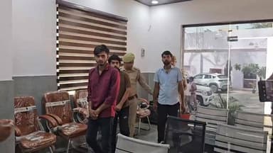 बुलंदशहर: सिकंदराबाद पुलिस ने नए ढंग से चोरी करने वाले चोर गिरोह के 3 सदस्य किये गिरफ्तार।
दाना फैक्टरी में फ़र्ज़ी नाम से
नौकरी पर आकर रात को पूरी फैक्टरी साफ कर गए थे शातिर। पूर्व में भी एक अन्य फैक्टरी में फ़र्ज़ी नाम/पते पर चोरी की फ़िराक में नौकरी कर चुके हैं शातिर। पकड़े गए आरोपियों से 45 कट्टे प्लास्टिक दाना, 1 इलेक्ट्रिक पैनल, लोहे की 7 जाली बरामद।एक चैनपुलि, 1 कटर मशीन, एक पैनल और मोटर, वेल्डिंग मशीन 5 स्टाटर, एक गाड़ी भी बरामद।नसिकंदराबाद जयराम प्लास्टिक कंपनी में क़रीब 6 लाख रुपये की चोरी को दिया गया था अंजाम। अमेठी, अयोध्या और गाज़ियाबाद के निवासी हैं आरोपी, पुलिस ने सभी को न्यायिक अभिरक्षा में भेजा।
#PoliceAction #TheftCase #ChorGang #CrimeNews #UPPolice #BulandshahrNews #Sikandrabad #Arrested #FactoryTheft #BreakingNews #UttarPradesh #CrimeUpdate #PoliceInvestigation #LawAndOrder #HindiNews #LatestNews #ViralNews