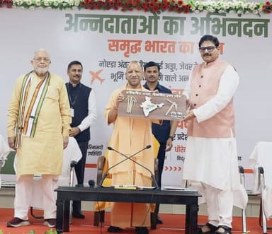 *"लखनऊ स्थित मुख्यमंत्री आवास पर जेवर के किसानों का ऐतिहासिक सम्मान, मुख्यमंत्री योगी आदित्यनाथ ने जेवर एयरपोर्ट में विधायक धीरेन्द्र सिंह की भूमिका को सराहा"*
नोएडा अंतरराष्ट्रीय एयरपोर्ट के लिए अपनी भूमि समर्पित करने वाले जेवर क्षेत्र के किसान परिवारों ने जेवर के विधायक श्री धीरेन्द्र सिंह जी के नेतृत्व में आज मुख्यमंत्री आवास, 5 कालिदास मार्ग, लखनऊ पर उत्तर प्रदेश के माननीय मुख्यमंत्री श्री योगी आदित्यनाथ जी से भेंट कर उनका आभार व्यक्त किया। यह अवसर केवल एक औपचारिक मुलाकात नहीं था, बल्कि विकास, विश्वास और किसान सम्मान की एक ऐतिहासिक यात्रा का प्रतीक बन गया।
इस अवसर पर जेवर के विधायक श्री धीरेन्द्र सिंह ने मुख्यमंत्री जी का स्वागत करते हुए कहा कि *"आज वह केवल जेवर के विधायक के रूप में नहीं, बल्कि उन हजारों किसान परिवारों की भावनाओं के प्रतिनिधि के रूप में उपस्थित हैं, जिन्होंने प्रदेश और राष्ट्र के विकास के लिए अपनी पुश्तैनी भूमि समर्पित कर दी। किसान के लिए भूमि केवल संपत्ति नहीं होती, बल्कि उसकी पहचान, उसकी विरासत और उसके परिवार के भविष्य का आधार होती है।"*
जेवर के विधायक श्री धीरेन्द्र सिंह ने कहा है कि *"जेवर के किसानों ने आज अपनी ही जमीन पर बने विश्वस्तरीय एयरपोर्ट से लखनऊ तक की हवाई यात्रा कर इतिहास रच दिया। कल तक जिन हाथों में फावड़ा, हल और दरांती हुआ करती थी, आज उन्हीं हाथों में बोर्डिंग पास देखकर मन गर्व से भर उठता है। यह केवल एक यात्रा नहीं, बल्कि किसानों के संघर्ष, सम्मान और बदलते हुए उत्तर प्रदेश की नई तस्वीर है।"*
माननीय मुख्यमंत्री श्री योगी आदित्यनाथ जी ने अपने संबोधन में जेवर क्षेत्र के किसानों के त्याग, दूरदर्शिता और सहयोग की सराहना करते हुए कहा कि *"नोएडा अंतरराष्ट्रीय एयरपोर्ट की परिकल्पना को साकार करने में जेवर के किसानों तथा विधायक श्री धीरेन्द्र सिंह की महत्वपूर्ण भूमिका रही है।"*
मुख्यमंत्री श्री योगी आदित्यनाथ जी ने कहा कि *'उन्हें वह समय भली-भांति स्मरण है जब प्रदेश मंत्रिमंडल द्वारा जेवर एयरपोर्ट का प्रस्ताव स्वीकृत किए जाने के पश्चात भी परियोजना आगे नहीं बढ़ पा रही थी। उन्होंने स्वयं क्षेत्र का दौरा कर, किसानों के साथ संवाद स्थापित किया और विकास की संभावनाओं को उनके समक्ष रखा।"*
माननीय मुख्यमंत्री जी ने कहा कि *"उस समय किसानों को विश्वास दिलाने और संवाद की मजबूत कड़ी बनाने में विधायक श्री धीरेन्द्र सिंह ने महत्वपूर्ण योगदान दिया, जिसके परिणामस्वरूप आज नोएडा अंतरराष्ट्रीय एयरपोर्ट विश्वस्तरीय परियोजना के रूप में इतिहास रच रहा है।"*
मुख्यमंत्री जी ने कहा कि *'वर्ष 2017 में जेवर क्षेत्र मूलभूत सुविधाओं की दृष्टि से काफी पिछड़ा हुआ था। सड़क, शिक्षा, स्वास्थ्य और रोजगार के पर्याप्त अवसर उपलब्ध नहीं थे, लेकिन आज वही क्षेत्र उत्तर प्रदेश के विकास का सबसे बड़ा केंद्र बनने जा रहा है। आने वाले समय में जेवर वैश्विक निवेश, व्यापार, कृषि निर्यात और आधुनिक उद्योगों का प्रमुख केंद्र बनेगा।"*
उन्होंने बताया कि जेवर क्षेत्र में सेमीकंडक्टर यूनिट, मेडिकल डिवाइस पार्क, विश्वस्तरीय शैक्षणिक संस्थान तथा अन्य बड़े निवेश प्रस्तावित हैं, जिससे स्थानीय युवाओं को रोजगार के नए अवसर प्राप्त होंगे। फल, सब्जी और कृषि उत्पादों को अब वैश्विक बाजारों तक पहुँचने का मार्ग मिलेगा और किसानों को उनकी उपज का बेहतर मूल्य प्राप्त होगा।
मुख्यमंत्री जी ने कहा कि *"प्रदेश सरकार किसानों के साथ कभी सौदेबाजी नहीं करती, बल्कि उन्हें उनका न्यायोचित अधिकार दिलाने का कार्य करती है। उन्होंने किसानों को आश्वस्त किया कि प्रदेश सरकार उनके सम्मान, हितों और भविष्य के प्रति पूरी तरह प्रतिबद्ध है।"*
माननीय मुख्यमंत्री श्री योगी आदित्यनाथ जी ने यह भी घोषणा की कि जेवर डिग्री कॉलेज का संचालन इसी शैक्षणिक सत्र से प्रारंभ किया जाएगा। साथ ही क्षेत्र में इंडोर स्टेडियम, चिकित्सा सुविधाओं तथा मेडिकल शिक्षा के विस्तार हेतु यमुना प्राधिकरण को आवश्यक कार्यवाही प्रारंभ करने के निर्देश दिए गए हैं।
मुख्यमंत्री जी ने किसानों को संबोधित करते हुए कहा कि *"आज उनकी दूरदर्शिता और त्याग के कारण आने वाली पीढ़ियों का भविष्य बदलने जा रहा है। जिन किसानों ने अपनी भूमि विकास के लिए समर्पित की, उनके योगदान को प्रदेश सदैव सम्मान के साथ स्मरण करेगा।"*
इस अवसर पर मुख्यमंत्री जी ने विशेष रूप से विधायक श्री धीरेन्द्र सिंह का धन्यवाद व्यक्त करते हुए कहा कि *"उन्होंने किसानों और सरकार के बीच विश्वास का सेतु बनकर कार्य किया तथा परियोजना को सफल बनाने में उल्लेखनीय योगदान दिया।"*
कार्यक्रम के दौरान किसानों ने मुख्यमंत्री जी के प्रति अपनी कृतज्ञता व्यक्त करते हुए कहा कि *"उन्होंने उनकी भावनाओं को समझा, उनके विश्वास का सम्मान किया और उनके त्याग को विकास की मुख्यधारा से जोड़ा। किसानों ने कहा कि अपनी ही भूमि पर बने नोएडा अंतरराष्ट्रीय एयरपोर्ट से मुख्यमंत्री जी से मिलने की यह यात्रा उनके जीवन का अविस्मरणीय क्षण है।"*
कार्यक्रम का समापन मुख्यमंत्री जी के प्रति आभार व्यक्त करने तथा उत्तर प्रदेश के उज्ज्वल भविष्य के संकल्प के साथ हुआ।
इस मौके कर रोही के किसान श्री जयवीर सिंह ने कहा कि *"जेवर एयरपोर्ट ने पूरे क्षेत्र की तस्वीर बदलने का कार्य किया है। पहले जहां गांवों की पहचान सीमित थी, वहीं आज जेवर अंतरराष्ट्रीय स्तर पर अपनी पहचान बना रहा है। एयरपोर्ट के माध्यम से युवाओं को रोजगार और किसानों को नए अवसर प्राप्त हो रहे हैं।"*
श्री चरण सिंह जी ने कहा कि *"जेवर एयरपोर्ट केवल एक परियोजना नहीं, बल्कि पश्चिमी उत्तर प्रदेश के विकास का नया द्वार है। यहां बनने वाली सुविधाओं से व्यापार, उद्योग और परिवहन क्षेत्र को नई गति मिलेगी।"*
डॉ० हिरा राशिद ने कहा कि *'मेरे पिता की जमीन एयरपोर्ट में गई थी, जिसकी वजह से आज एमबीबीएस कर रही हूं। एयरपोर्ट परियोजना ने हमारे परिवार को आगे बढ़ने का अवसर दिया। यह विकास आने वाली पीढ़ियों के लिए नई उम्मीद लेकर आया है।"*
श्री महेंद्र शर्मा ने कहा कि *"जेवर एयरपोर्ट बनने से क्षेत्र की कनेक्टिविटी मजबूत हुई है। अब देश और दुनिया से जुड़ाव आसान होगा, जिससे व्यापार और निवेश के नए रास्ते खुलेंगे।"*
श्री अशोक शास्त्री जी ने कहा कि *"जेवर एयरपोर्ट क्षेत्र के लिए गर्व का विषय है। यह परियोजना विकास, आधुनिकता और आत्मनिर्भर उत्तर प्रदेश की नई पहचान बन रही है।"*
श्री हंसराज सिंह ने कहा कि *"वर्ष 2017 से पहले का उत्तर प्रदेश और आज का उत्तर प्रदेश, दोनों में जमीन-आसमान का अंतर दिखाई देता है। पहले प्रदेश में अपराध और लूटपाट की घटनाएं आम बात थीं तथा लोग भय के माहौल में जीवन व्यतीत करते थे, लेकिन आज कानून व्यवस्था मजबूत हुई है, विकास कार्यों ने गति पकड़ी है और आम नागरिक स्वयं को सुरक्षित महसूस कर रहा है। उन्होंने कहा कि जेवर एयरपोर्ट जैसी परियोजनाएं इसी बदलते और विकसित होते उत्तर प्रदेश की पहचान हैं।"*
श्री जफर नेताजी ने कहा कि *"जेवर एयरपोर्ट पश्चिमी उत्तर प्रदेश के विकास का इंजन साबित होगा। आने वाले समय में यह क्षेत्र शिक्षा, उद्योग और पर्यटन के क्षेत्र में नई ऊंचाइयों को छुएगा।*"
श्रीमती रीता सिंह ने कहा कि *"जब उनकी शादी लगभग वर्ष 1997 के आसपास इस क्षेत्र में हुई थी, तब यहां न तो आवागमन के बेहतर साधन थे और न ही शिक्षा की पर्याप्त सुविधाएं उपलब्ध थीं। लोगों को छोटी-छोटी जरूरतों के लिए भी दूर-दराज के क्षेत्रों पर निर्भर रहना पड़ता था। लेकिन आज जेवर क्षेत्र तेजी से विकास की नई ऊंचाइयों को छू रहा है।"*
श्री सरदार सिंह ने कहा कि *'जेवर एयरपोर्ट देश के सबसे बड़े विकास कार्यों में से एक है। इससे पूरे गौतमबुद्ध नगर और आसपास के क्षेत्रों को आर्थिक मजबूती मिलेगी।"*