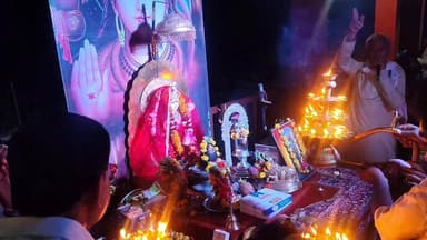 🚩🌊 जय माँ नर्मदा 🌊🚩
गोटेगांव के समीप स्थित माँ नर्मदा के पावन मुआर घाट में प्रत्येक सोमवार को माँ नर्मदा जी की भव्य महाआरती का आयोजन किया जाता है। इस दिव्य आरती में क्षेत्रभर से श्रद्धालु शामिल होकर माँ नर्मदा का पूजन-अर्चन करते हैं तथा सुख, शांति और समृद्धि की कामना करते हैं।
आप भी परिवार सहित पधारें और माँ नर्मदा की कृपा प्राप्त करें। 🙏
#जयमाँनर्मदा #मुआरघाट #नर्मदामहाआरती #Gotegaon #NarmadaMaiya #MondayAarti #नईदुनिया
✍️ कैलाश गुप्ता
नई दुनिया, गोटेगांव
मो. 9329446506
