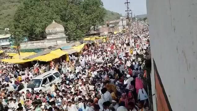 #चित्रकूट :- सोमवती अमावस्या के पावन अवसर पर बड़ी संख्या में श्रद्धालु धर्मनगरी चित्रकूट पहुँचे, लेकिन श्रद्धालुओं की भारी भीड़ के आगे मध्य प्रदेश प्रशासन की व्यवस्थाएँ पूरी तरह लड़खड़ाती नजर आईं। अव्यवस्था, जाम और असुविधाओं के बीच श्रद्धालुओं को काफी परेशानियों का सामना करना पड़ा। श्रद्धालुओं का कहना है कि इतने बड़े धार्मिक आयोजन के अनुरूप पर्याप्त इंतजाम नहीं किए गए।
वायरल वीडियो
#Chitrakoot #SomvatiAmavasya #ChitrakootDham #MadhyaPradesh #MPAdministration #CrowdManagement #Devotees #TrafficJam #PublicIssue #ReligiousEvent #GroundReality #AdministrationFailure #BreakingNews #ChitrakootNews #ViralNews #CBNews