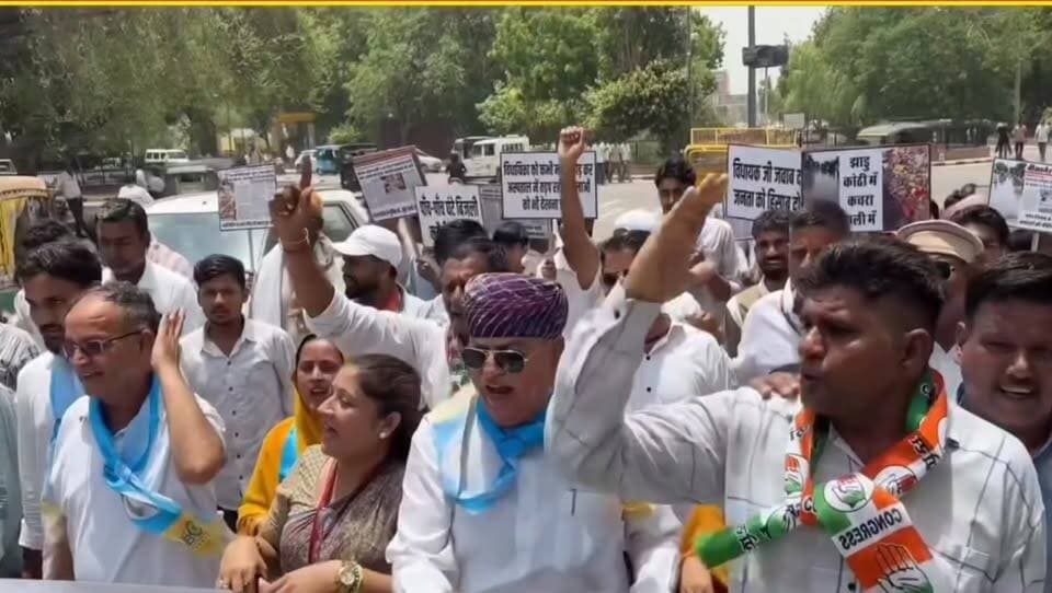 शहर की बदहाल व्यवस्था पर कांग्रेस का प्रदर्शन, प्रशासन को सौंपा ज्ञापन
बीकानेर में शहर की मूलभूत समस्याओं को लेकर कांग्रेस ओबीसी मोर्चा ने जिला कलेक्ट्रेट पर विरोध-प्रदर्शन किया। प्रदर्शन के दौरान सड़क, नाली, सीवरेज, साफ-सफाई, बिजली व्यवस्था और पीबीएम अस्पताल की अव्यवस्थाओं को प्रमुखता से उठाया गया। कांग्रेस नेताओं ने आरोप लगाया कि बारिश के बाद भी कई क्षेत्रों में जलभराव की स्थिति बनी हुई है, सीवरेज लाइनें चोक हैं और सड़कों की हालत खराब है। प्रदर्शन के बाद प्रशासन को ज्ञापन सौंपकर जल्द समाधान की मांग की गई।
#Bikaner #Congress #BikanerNews #RajasthanNews #PBMHospital #SewerageIssue #Waterlogging #LatestNews #HindiNews #NewsUpdate