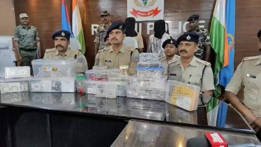 राँची
नामकुम थाना क्षेत्र में हुए 15 लाख रुपये के जेवरात चोरी कांड का रांची पुलिस ने सफल उद्भेदन कर लिया है। मामले में पुलिस ने गिरोह के सरगना शेख अफरोज उर्फ पुटीलाल को गिरफ्तार किया है, जो लंबे समय से चोरी की वारदातों को अंजाम देता रहा है। पुलिस के अनुसार शेख अफरोज का आपराधिक इतिहास काफी लंबा है और वह 15 से अधिक आपराधिक मामलों में संलिप्त रहा है। पूछताछ में कई अहम जानकारियां सामने आई हैं, जिसके आधार पर पुलिस ने आगे की कार्रवाई तेज कर दी है। जांच के दौरान चोरी के जेवरात खरीदने के आरोप में लोवाडीह स्थित महारानी ज्वेलर्स के मालिक कृष्णा कुमार को भी गिरफ्तार किया गया है। पुलिस का कहना है कि चोरी के गहनों को गलाकर नए आभूषण तैयार किए जाते थे ताकि उनकी पहचान छिपाई जा सके छापेमारी के दौरान पुलिस ने 212 ग्राम सोना, 18 किलो चांदी, एक लाख रुपये नकद, एक देसी पिस्टल और तीन जिंदा कारतूस बरामद किए हैं। बरामदगी को इस मामले की बड़ी सफलता माना जा रहा है। पुलिस जांच में यह भी सामने आया है कि 6 से 7 सदस्यों का एक संगठित गिरोह बंद घरों को निशाना बनाकर चोरी की घटनाओं को अंजाम देता था। गिरोह रेकी करने के बाद सुनसान और बंद मकानों में हाथ साफ करता था।
फिलहाल पुलिस गिरोह के अन्य सदस्यों की तलाश में लगातार छापेमारी कर रही है। अधिकारियों का दावा है कि जल्द ही बाकी आरोपियों को भी गिरफ्तार कर लिया जाएगा।