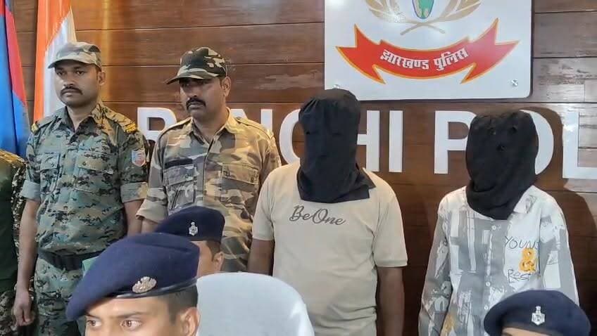 राँची
नामकुम थाना क्षेत्र में हुए 15 लाख रुपये के जेवरात चोरी कांड का रांची पुलिस ने सफल उद्भेदन कर लिया है। मामले में पुलिस ने गिरोह के सरगना शेख अफरोज उर्फ पुटीलाल को गिरफ्तार किया है, जो लंबे समय से चोरी की वारदातों को अंजाम देता रहा है। पुलिस के अनुसार शेख अफरोज का आपराधिक इतिहास काफी लंबा है और वह 15 से अधिक आपराधिक मामलों में संलिप्त रहा है। पूछताछ में कई अहम जानकारियां सामने आई हैं, जिसके आधार पर पुलिस ने आगे की कार्रवाई तेज कर दी है। जांच के दौरान चोरी के जेवरात खरीदने के आरोप में लोवाडीह स्थित महारानी ज्वेलर्स के मालिक कृष्णा कुमार को भी गिरफ्तार किया गया है। पुलिस का कहना है कि चोरी के गहनों को गलाकर नए आभूषण तैयार किए जाते थे ताकि उनकी पहचान छिपाई जा सके छापेमारी के दौरान पुलिस ने 212 ग्राम सोना, 18 किलो चांदी, एक लाख रुपये नकद, एक देसी पिस्टल और तीन जिंदा कारतूस बरामद किए हैं। बरामदगी को इस मामले की बड़ी सफलता माना जा रहा है। पुलिस जांच में यह भी सामने आया है कि 6 से 7 सदस्यों का एक संगठित गिरोह बंद घरों को निशाना बनाकर चोरी की घटनाओं को अंजाम देता था। गिरोह रेकी करने के बाद सुनसान और बंद मकानों में हाथ साफ करता था।
फिलहाल पुलिस गिरोह के अन्य सदस्यों की तलाश में लगातार छापेमारी कर रही है। अधिकारियों का दावा है कि जल्द ही बाकी आरोपियों को भी गिरफ्तार कर लिया जाएगा।