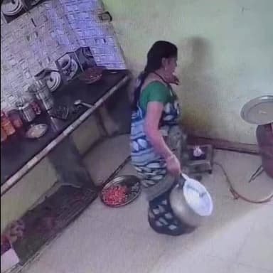 ⚠️ हॉस्टल में दाल बनाते समय बम की तरह फटा प्रेशर कुकर, उड़ गया ढक्कन; CCTV में कैद हुआ खौफनाक मंजर
🚨 हॉस्टल की रसोई में बड़ा हादसा: दाल बनाते समय बम की तरह फटा प्रेशर कुकर
💥 उड़ता हुआ ढक्कन महिला रसोइया के सीने में जा लगा, CCTV में कैद हुआ खौफनाक मंजर
⚠️ 12 छात्रों की मौजूदगी में हुआ धमाका, गंभीर हादसा टला
शाजापुर (मध्य प्रदेश)। मध्य प्रदेश के शाजापुर जिले से एक चौंकाने वाला मामला सामने आया है, जहां एक पोस्ट मैट्रिक हॉस्टल की रसोई में खाना बनाते समय प्रेशर कुकर अचानक बम की तरह फट गया। इस हादसे में महिला रसोइया गंभीर रूप से घायल हो गईं। पूरी घटना किचन में लगे सीसीटीवी कैमरे में कैद हो गई, जिसका वीडियो अब सोशल मीडिया पर तेजी से वायरल हो रहा है।
किचन में काम करते समय एक छोटी सी लापरवाही या खराबी कितनी भारी पड़ सकती है, इसका एक खौफनाक उदाहरण शाजापुर से सामने आया है। यहां के एक पोस्ट मैट्रिक हॉस्टल में खाना बनाते समय अचानक प्रेशर कुकर बम की तरह फट गया। कुकर का ढक्कन सीधे महिला रसोइया की छाती पर जा लगा और वह बुरी तरह झुलस गईं...
शाजापुर: मध्य प्रदेश के शाजापुर नगर के लक्ष्मी नगर क्षेत्र में स्थित पोस्ट मैट्रिक हॉस्टल से एक बेहद डराने वाली घटना सामने आई है। यहाँ छात्रों के लिए रात का खाना बनाते समय गैस चूल्हे पर रखा प्रेशर कुकर तेज धमाके के साथ फट गया। हादसा इतना भीषण था कि कुकर का ढक्कन हवा में उड़कर सीधे महिला रसोइया (कुक) की छाती पर लगा, जिससे वह गंभीर रूप से घायल हो गईं। वहीं कुकर के गर्म मलबे और पानी से उनके हाथ भी झुलस गए हैं।
CCTV में कैद हुआ रोंगटे खड़े करने वाला मंजर
यह पूरी घटना हॉस्टल के किचन में लगे सीसीटीवी कैमरे में रिकॉर्ड हो गई है। फुटेज में देखा जा सकता है कि हॉस्टल की महिला कर्मचारी रामकन्या बाई गैस चूल्हे पर छात्रों के लिए खाना बना रही थीं। उन्होंने एक गैस बर्नर पर कड़ाही रखी और जैसे ही दूसरे बर्नर पर रखे कुकर को हाथ लगाया, तभी अचानक एक जोरदार ब्लास्ट हुआ।
धमाके के तुरंत बाद दर्द से कराहती रामकन्या बाई ने सूझबूझ दिखाई और पास में रखा पानी अपने शरीर पर डाला। कुकर फटने की आवाज इतनी तेज थी कि हॉस्टल में अफरा-तफरी मच गई। आवाज सुनते ही बाहर मौजूद छात्र दौड़कर किचन में पहुंचे और तुरंत गैस बंद की।
छात्रावास की रसोई में जोरदार धमाका, प्रेशर कुकर फटने से महिला घायल
खाना बनाते समय हुआ ब्लास्ट, उड़ता ढक्कन सीने में लगा, CCTV में कैद पूरी घटना
एक पल में मचा हड़कंप! हॉस्टल किचन में फटा कुकर, महिला कुक झुलसी
दाल बनाते वक्त हुआ धमाका, कुकर ब्लास्ट से लेडी कुक घायल, छात्र दौड़कर पहुंचे
हॉस्टल की रसोई बनी हादसे का मैदान, प्रेशर कुकर फटने का वीडियो वायरल
हादसे के वक्त हॉस्टल में थे 12 छात्र
हादसे के समय हॉस्टल में करीब 12 छात्र मौजूद थे, जो बाहर अपनी डाइट ले रहे थे। घायल महिला रामकन्या बाई ने बताया कि वह रोज की तरह छात्रों के लिए दाल-चावल और रोटी बना रही थीं, इसी दौरान दाल पकाते समय कुकर फट गया।
हॉस्टल के छात्र अभिषेक डाबी ने बताया, 'दीदी रोज हमारे लिए खाना बनाने आती हैं। हम लोग बाहर बैठे थे, तभी अचानक अंदर से बहुत तेज धमाके की आवाज आई। जब हम दौड़कर अंदर पहुंचे, तो कुकर का ढक्कन दूर पड़ा था और धमाके के असर से गैस चूल्हा भी टूट चुका था। दीदी दर्द से तड़प रही थीं।'
अस्पताल में इलाज जारी, हालत स्थिर
हादसे के तुरंत बाद घायल रामकन्या बाई को जिला अस्पताल ले जाया गया। जिला अस्पताल के डॉक्टर अरुण पाटीदार ने बताया कि घायल महिला का इलाज शुरू कर दिया गया है। गर्म पानी और भाप की वजह से उनके हाथ झुलसे हैं और ढक्कन लगने से चोट आई है, लेकिन फिलहाल उनकी हालत स्थिर है और वह खतरे से बाहर हैं।
इस घटना ने हॉस्टल के छात्रों को डरा दिया है। यह हादसा इस बात की चेतावनी है कि किचन में प्रेशर कुकर या गैस जैसी चीजों का इस्तेमाल करते समय सुरक्षा मानकों और सावधानी का कितना ख्याल रखना जरूरी है।
शाजापुर के लक्ष्मी नगर स्थित पोस्ट मैट्रिक हॉस्टल में छात्रों के लिए भोजन तैयार करते समय एक प्रेशर कुकर अचानक विस्फोट के साथ फट गया। हादसे में महिला रसोइया घायल हो गईं और उन्हें तत्काल अस्पताल में भर्ती कराया गया। घटना का वीडियो सामने आने के बाद रसोई सुरक्षा को लेकर कई सवाल खड़े हो गए हैं।
शाजापुर। लक्ष्मी नगर क्षेत्र स्थित पोस्ट मैट्रिक हॉस्टल की रसोई में उस समय अफरा-तफरी मच गई जब गैस चूल्हे पर रखा प्रेशर कुकर तेज धमाके के साथ फट गया। प्रत्यक्षदर्शियों के अनुसार धमाका इतना तेज था कि पूरे छात्रावास में इसकी आवाज गूंज उठी।
जानकारी के अनुसार महिला कर्मचारी रामकन्या बाई छात्रों के लिए रात का भोजन तैयार कर रही थीं। वह एक बर्नर पर कड़ाही में खाना बना रही थीं जबकि दूसरे बर्नर पर दाल पकाने के लिए प्रेशर कुकर रखा था। जैसे ही उन्होंने कुकर को हाथ लगाया, अचानक जोरदार धमाका हुआ और कुकर का ढक्कन उड़कर सीधे उनकी छाती में जा लगा।
धमाके से रसोई में रखा सामान बिखर गया और गैस चूल्हे को भी नुकसान पहुंचा। कुकर से निकले गर्म पानी और भाप की वजह से महिला के हाथ भी झुलस गए।
CCTV में कैद हुआ पूरा हादसा
हादसे की पूरी घटना हॉस्टल के सीसीटीवी कैमरे में रिकॉर्ड हो गई। फुटेज में देखा जा सकता है कि धमाके के बाद महिला दर्द से कराहते हुए खुद पर पानी डालती नजर आती हैं। कुछ ही सेकंड बाद छात्र दौड़ते हुए रसोई में पहुंचते हैं और गैस बंद कर स्थिति को नियंत्रित करते हैं।
छात्र बोले—पहले तेज धमाका सुनाई दिया
हॉस्टल में मौजूद छात्र अभिषेक डाबी ने बताया कि घटना के समय लगभग 12 छात्र बाहर भोजन की प्रतीक्षा कर रहे थे। अचानक तेज धमाका सुनाई दिया। जब छात्र रसोई में पहुंचे तो कुकर का ढक्कन दूर जाकर गिरा हुआ था और महिला रसोइया घायल अवस्था में थीं।
अस्पताल में चल रहा उपचार
हादसे के तुरंत बाद घायल महिला को जिला अस्पताल पहुंचाया गया। चिकित्सकों के अनुसार महिला के हाथ झुलसे हैं और सीने में चोट आई है। फिलहाल उनकी स्थिति स्थिर बताई जा रही है और वे खतरे से बाहर हैं।
सुरक्षा विशेषज्ञों की राय
विशेषज्ञों के अनुसार प्रेशर कुकर फटने के प्रमुख कारणों में—
🔹 सेफ्टी वाल्व का खराब होना
🔹 भाप निकलने वाली नली का जाम होना
🔹 जरूरत से ज्यादा सामग्री भरना
🔹 पुराने या क्षतिग्रस्त कुकर का उपयोग
🔹 नियमित रखरखाव का अभाव
शामिल हो सकते हैं।
यह हादसा केवल एक दुर्घटना नहीं बल्कि रसोई सुरक्षा को लेकर एक गंभीर चेतावनी भी है। सौभाग्य से घटना के दौरान कोई छात्र इसकी चपेट में नहीं आया। हालांकि विशेषज्ञों का मानना है कि घरेलू और संस्थागत रसोईघरों में सुरक्षा मानकों का पालन सुनिश्चित करना बेहद आवश्यक है, ताकि भविष्य में ऐसी घटनाओं से बचा जा सके।
🟥 ND NEWS की अपील
🔹 प्रेशर कुकर का नियमित निरीक्षण और रखरखाव कराएं।
🔹 सेफ्टी वाल्व और वेंट पाइप की समय-समय पर जांच करें।
🔹 कुकर में निर्धारित मात्रा से अधिक सामग्री न भरें।
🔹 हॉस्टल, विद्यालय, अस्पताल और सामुदायिक रसोईघरों में सुरक्षा प्रशिक्षण अनिवार्य किया जाए।
🔹 प्रशासन एवं संस्थान संचालक रसोई उपकरणों का नियमित सुरक्षा ऑडिट कराएं।
🔹 दुर्घटना होने पर घबराने के बजाय तुरंत गैस बंद करें और प्राथमिक उपचार उपलब्ध कराएं।
"सावधानी ही सुरक्षा है। रसोई में छोटी सी लापरवाही भी बड़े हादसे का कारण बन सकती है।"
👇👇
#NDNews #दैनिकनिष्पक्षधारा #Shajapur #MadhyaPradesh #PressureCookerBlast #HostelAccident #CCTVViral #KitchenSafety #BreakingNews #PublicSafety #AccidentNews #MadhyaPradeshNews #SafetyAwareness #ViralVideo
👇👇👇
@CMMadhyaPradesh
@OfficeofSSCMO
@MPPoliceDeptt
@collectorshajapur
@DGP_MP
@JansamparkMP
👇👇
🟥 ND NEWS | दैनिक निष्पक्ष धारा
मुख्य संपादक / संस्थापक: राजन सिंह हाड़ा
सह-संपादक: शालिनी सिंह भदौरिया
✒️ रिपोर्ट : सहयोगी शिवा गुप्ता के साथ जिला ब्यूरो अजय श्रीवास्तव
📍 कार्यालय-3: U158, हीरा स्वीट्स के पास, विकास मार्ग, लक्ष्मी नगर, पूर्वी दिल्ली, पिन कोड – 110092 (NCR)
📍 कार्यालय-2: विधानसभा रोड, बर्लिंगटन चौराहा, लखनऊ (226001) (UP)
📍 कार्यालय-1: 1/1 अटल बिहारी चौराहा, नियर बर्मा चौराहा, फतेहपुर (212601) (UP)
📅 दिनांक: 16 जून 2026
📆 दिन: मंगलवार
📧 Email: ndnewschannel@gmail.com
📞 मोबाइल: 9696119696