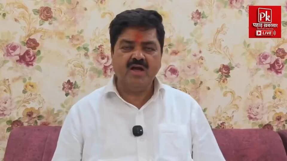 #पौड़ी_पॉलिटिक्स
#भीड़ कम पड़े तो बच्चों को बुला लो, कुर्सियां खाली दिखें तो स्कूलों से मैदान भरवा लो! 😏
पौड़ी के राजनीतिक कार्यक्रम में स्कूली बच्चों की मौजूदगी पर कांग्रेस प्रदेश अध्यक्ष Ganesh Godiyal ने सरकार को घेरते हुए कहा कि किसी भी राजनीतिक कार्यक्रम में बच्चों की उपस्थिति अनिवार्य बनाने या करवाने की परंपरा पर रोक लगनी चाहिए। उन्होंने यहां तक कहा कि ऐसा कानून बनना चाहिए जिससे बच्चों को राजनीतिक भीड़ का हिस्सा न बनाया जाए।
सवाल वही है—क्या बच्चों का स्थान कक्षा में है या नेताओं की सभाओं में? और यदि कार्यक्रम इतना जनसमर्थन वाला है, तो भीड़ जुटाने के लिए स्कूली बच्चों का सहारा क्यों?
"बच्चों की पढ़ाई और उनका समय राजनीति की भीड़ बढ़ाने के लिए नहीं, उनके भविष्य को संवारने के लिए होना चाहिए।"
🎥 सुनिए, इस मुद्दे पर क्या बोले कांग्रेस प्रदेश अध्यक्ष गणेश गोदियाल। #Pauri #Uttarakhand #GaneshGodiyal #PoliticalProgram #SchoolChildren #SocialMediaPost