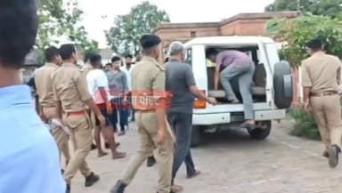 ब्रेकिंग न्यूज़ | देवरिया
📌 कब्जे की जांच करने पहुंचे लेखपाल से मारपीट, चार आरोपी जेल भेजे गए
खुखुंदू थाना क्षेत्र के मुसैला खुर्द गांव में कब्जे की जांच करने पहुंचे लेखपाल ओमप्रकाश कुशवाहा से मारपीट के मामले में पुलिस ने चार आरोपियों को गिरफ्तार कर न्यायालय में पेश किया। एसडीएम सलेमपुर के आदेश पर सभी आरोपियों को 14 दिन की न्यायिक हिरासत में जेल भेज दिया गया।
पुलिस ने मामले में नामजद व अज्ञात आरोपियों के खिलाफ मुकदमा दर्ज कर आगे की कार्रवाई शुरू कर दी है।
#Deoria #BreakingNews #Khukhundu #Lekhpal #DeoriaPolice #DeoriaPost