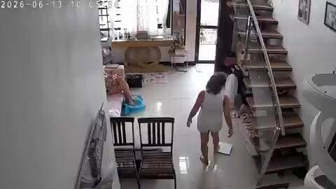 🌍⚠️ दुनिया को फिलीपींस से एक महत्वपूर्ण सबक सीखना चाहिए।
फिलीपींस के कई घरों और इमारतों में ऐसे भूकंप अलर्ट सिस्टम लगाए गए हैं जो भूकंप आने से कुछ सेकंड पहले लोगों को चेतावनी दे देते हैं।
सिर्फ कुछ सेकंड की यह चेतावनी लोगों को सुरक्षित स्थान पर पहुंचने, गैस और बिजली बंद करने या खतरनाक क्षेत्रों से दूर जाने का मौका दे सकती है। 🙏
भूकंप को रोका नहीं जा सकता, लेकिन समय पर मिली चेतावनी कई जिंदगियां बचा सकती है। ⏳🌎
#Philippines #Earthquake #EarthquakeAlert #DisasterPreparedness #SafetyFirst #Technology #EarlyWarningSystem #NaturalDisaster #WorldNews #Awareness #DisasterManagement #Trending