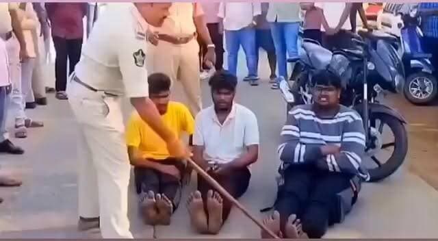 आंध्र प्रदेश के विशाखापत्तनम में पुलिस ने कॉलेज छात्राओं से छेड़छाड़ के आरोपियों को न केवल गिरफ्तार किया, बल्कि सरेआम लाठियों से ऐसी पिटाई की कि मनचलों की हिम्मत ही टूट गई!
वीडियो में ये आरोपी नंगे पैर, सड़क किनारे बैठे नजर आ रहे हैं। लोगों का कहना है कि अगर पुलिस इसी तरह सख्ती से काम करे, तो छेड़छाड़ जैसी घिनौनी हरकतें अपने आप खत्म हो जाएंगी।
🗣️ जनता की मांग है:
· ऐसी ही कड़ी कार्रवाई हर जिले में हो
· हर मनचले को सबक सिखाया जाए
· महिलाओं की सुरक्षा सुनिश्चित की जाए
#AndhraPradesh #Visakhapatnam #PoliceAction #EveTeasing #MajaAaya #StrictAction #WomenSafety #PublicDemand #ViralVideo