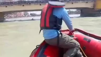 गंगा के तेज बहाव में फंसा हरियाणा का युवक — हरिद्वार पुलिस ने बचाई जान! 🌊🙏
हरिद्वार में हाथी पुल के पास गंगा नदी के तेज बहाव में एक हरियाणा निवासी युवक फंस गया। स्थिति अत्यंत खतरनाक थी और हर पल कीमती था।
हरिद्वार पुलिस की रेस्क्यू टीम ने तत्काल मोर्चा संभाला। साहस, सूझबूझ और मुस्तैदी के साथ टीम ने युवक को गंगा के तेज बहाव से सुरक्षित बाहर निकाला। समय रहते की गई इस त्वरित कार्रवाई से एक बड़ा हादसा टल गया और एक अनमोल जिंदगी बच गई।
हरिद्वार पुलिस की रेस्क्यू टीम को सलाम — यही है असली सेवा और मानवता! 🫡
#HaridwarPolice #Rescue #Ganga #UttarakhandPolice #हरिद्वार #गंगा #Haryana #गंगा
