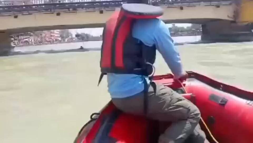 गंगा के तेज बहाव में फंसा हरियाणा का युवक — हरिद्वार पुलिस ने बचाई जान! 🌊🙏
हरिद्वार में हाथी पुल के पास गंगा नदी के तेज बहाव में एक हरियाणा निवासी युवक फंस गया। स्थिति अत्यंत खतरनाक थी और हर पल कीमती था।
हरिद्वार पुलिस की रेस्क्यू टीम ने तत्काल मोर्चा संभाला। साहस, सूझबूझ और मुस्तैदी के साथ टीम ने युवक को गंगा के तेज बहाव से सुरक्षित बाहर निकाला। समय रहते की गई इस त्वरित कार्रवाई से एक बड़ा हादसा टल गया और एक अनमोल जिंदगी बच गई।
हरिद्वार पुलिस की रेस्क्यू टीम को सलाम — यही है असली सेवा और मानवता! 🫡
#HaridwarPolice #Rescue #Ganga #UttarakhandPolice #हरिद्वार #गंगा #Haryana #गंगा