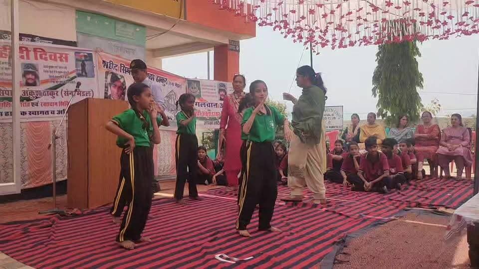 राजकीय वरिष्ठ माध्यमिक पाठशाला मनोह के विद्यार्थियों की शानदार प्रदर्शन
🎖️ गलवान के अमर शहीद सिपाही अंकुश ठाकुर को उनकी पुण्यतिथि पर पैतृक गांव में दी गई भावभीनी श्रद्धांजलि! देश आपके सर्वोच्च बलिदान को कभी नहीं भूलेगा। #शहीद_अंकुश_ठाकुर 🙏🇮🇳
#ShaheedAnkushThakur #GalwanMartyr #IndianArmy #GalwanValley #HimachalPradesh #Hamirpur #ProudIndian #JaiHind #AmarShaheed #IndianHeroes #Shradhanjali #vande_mataram #IndianArmyHeroes