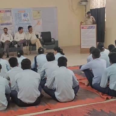 #NAGAURPOLICE
#SP Office Nagaur
• *श्री आशा राम चौधरी ASP नागौर* के निर्देशन में *साइबर जागरूकता एवं यातायात नियमों की जानकारी हेतु एक कार्यशाला का आयोजन।*
• *श्री उम्मेदसिंह RPS उप अधीक्षक पुलिस यातायात के नेतृत्व में औद्योगिक प्रषिक्षण संस्थान, नागौर में कार्यशाला आयोजित।*
• सड़क दुर्घटनाओं में कमी लाने/सुरक्षित यातायात हेतु यातायात नियमों तथा साइबर अपराधों से बचाव हेतु आवश्यक जानकारी दी गई।
• घायल व्यक्ति को अस्पताल पहुॅचाने से सम्बन्धित राहवीर योजना, घायल व्यक्ति का सूचीबद्व अस्पतालों में प्रथम 7 दिवस तक डेढ लाख रूपये की सीमा तक निषुल्क ईलाज सम्बन्धी प्रधानमंत्री राहत योजना घायल व्यक्ति को अस्पताल पहुॅचाने वाले व्यक्ति को कानूनी बाध्यता से मुक्त होने एवं 25000/- हजार रूपये की ईनाम राशि का प्रावधान संबंधी जानकारी दी गई।
• हिट एण्ड रन केस में अज्ञात वाहन से दुर्घटना के मामलों में मृतक को 2 लाख एवं घायल को 50000/- रूपये राशि दिये जाने सम्बन्धी मुख्यमंत्री आयुष्मान सड़क दुर्घटना बीमा योजना की भी जानकारी दी गई।
@IgpAjmer
@PoliceRajasthan