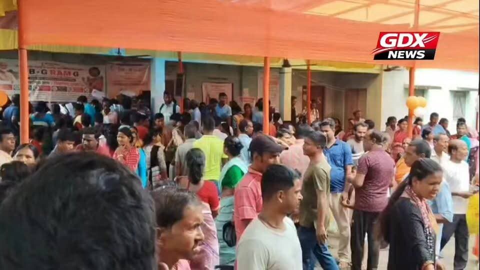 ঘোকসাডাঙায় শুরু জনকল্যাণ শিবির, বিভিন্ন সরকারি প্রকল্পে আবেদন গ্রহণ
ঘোকসাডাঙা কমিউনিটি হল ও সারদা শিশু নিকেতনে আয়োজিত এই জনকল্যাণ শিবিরকে কেন্দ্র করে বহু মানুষ সরকারি সুবিধা পাওয়ার আশায় শিবিরে অংশগ্রহণ করছেন।
