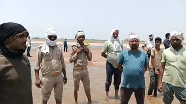 यमुना नदी में नहाते समय दो किशोर डूबे, एक की मौत, दूसरे की तलाश जारी
बिंदौर घाट पर सुबह हुआ दर्दनाक हादसा, परिजनों में मचा कोहराम
पुलिस और स्थानीय गोताखोरों की मदद से चलाया जा रहा सर्च ऑपरेशन
✒️ रिपोर्ट नागेंद्र पांडये
फतेहपुर। उत्तर प्रदेश के फतेहपुर जनपद में मंगलवार सुबह यमुना नदी में स्नान के दौरान दो किशोरों के डूबने से क्षेत्र में शोक और चिंता का माहौल है। जाफरगंज थाना क्षेत्र के बिंदौर गांव के समीप स्थित यमुना घाट पर हुए इस हादसे में एक किशोर की मौत हो गई, जबकि दूसरे किशोर की तलाश जारी है। सूचना मिलने पर पुलिस और स्थानीय ग्रामीण मौके पर पहुंचे तथा राहत एवं खोजबीन अभियान शुरू किया गया।
बिंदौर घाट पर स्नान के दौरान हुआ हादसा
जानकारी के अनुसार जाफरगंज थाना क्षेत्र निवासी ऋषभ (11 वर्ष) पुत्र अभिषेक अपने मौसेरे भाई प्रतीक (13 वर्ष) पुत्र मुकेश, निवासी चांदपुर थाना क्षेत्र, के साथ मंगलवार सुबह लगभग 10 बजे बिंदौर गांव के समीप यमुना नदी घाट पर स्नान करने गया था।
बताया जा रहा है कि स्नान के दौरान दोनों किशोर अचानक गहरे पानी में चले गए और डूबने लगे। आसपास मौजूद लोगों को जब इसकी जानकारी हुई तो मौके पर अफरा-तफरी मच गई और बड़ी संख्या में ग्रामीण नदी घाट पर एकत्र हो गए।
ग्रामीणों और पुलिस ने शुरू किया बचाव अभियान
घटना की सूचना मिलते ही जाफरगंज थाना पुलिस मौके पर पहुंची। स्थानीय गोताखोरों और ग्रामीणों की मदद से नदी में तलाश अभियान शुरू किया गया।
काफी प्रयासों के बाद ऋषभ को नदी से बाहर निकाला गया, लेकिन तब तक उसकी मृत्यु हो चुकी थी। घटना के बाद परिजनों में चीख-पुकार मच गई और पूरे गांव में मातम का माहौल है।
दूसरे किशोर की तलाश जारी
दुर्घटना में लापता हुए प्रतीक की खोज के लिए पुलिस और स्थानीय गोताखोर लगातार अभियान चला रहे हैं। समाचार लिखे जाने तक उसका कोई पता नहीं चल सका था।
प्रशासन द्वारा नदी के आसपास निगरानी बढ़ाई गई है तथा खोज अभियान को तेज किया गया है। स्थानीय लोग भी बचाव कार्य में सहयोग कर रहे हैं।
बरसात के मौसम में बढ़ा नदी घाटों पर खतरा
स्थानीय लोगों का कहना है कि मानसून और बरसाती मौसम के दौरान यमुना नदी के कई घाटों पर जलस्तर और बहाव अचानक बढ़ जाता है, जिससे ऐसे हादसों की आशंका बनी रहती है। ग्रामीणों ने प्रशासन से नदी घाटों पर चेतावनी बोर्ड और सुरक्षा व्यवस्था मजबूत करने की मांग की है।
बिंदौर घाट पर हुआ यह हादसा एक बार फिर नदी और जलाशयों के आसपास सुरक्षा उपायों की आवश्यकता को रेखांकित करता है। एक परिवार ने अपना मासूम बेटा खो दिया है जबकि दूसरा परिवार अभी भी अपने बच्चे के सकुशल मिलने की उम्मीद लगाए बैठा है। पुलिस और बचाव दल लापता किशोर की तलाश में जुटे हुए हैं।
🟥 ND NEWS की अपील
यमुना, गंगा या अन्य नदियों में स्नान करते समय विशेष सावधानी बरतना अत्यंत आवश्यक है।
🔹 बच्चों को कभी भी अकेले नदी या गहरे जलाशयों में न जाने दें।
🔹 नदी घाटों पर चेतावनी संकेतक एवं सुरक्षा व्यवस्था सुनिश्चित की जाए।
🔹 प्रशासन संवेदनशील घाटों पर गोताखोर एवं सुरक्षा कर्मियों की तैनाती बढ़ाए।
🔹 अभिभावक बच्चों की गतिविधियों पर विशेष निगरानी रखें।
🔹 स्थानीय नागरिक किसी भी दुर्घटना की सूचना तुरंत पुलिस और राहत टीम को दें।
"एक छोटी सी सावधानी कई परिवारों को जीवनभर के दुख से बचा सकती है।"
👇👇
@dgpup
@RSSorg
@UPGovt
@wpl1090
@RSSgeet
@Uppolice
@MIB_India
@PMOIndia
@HMOIndia
@abmanglik
@VHPDigital
@igrangealld
@myogioffice
@InfoDeptUP
@dmfatehpur
@sdmsadarftp
@CMOfficeUP
@CMOUP_RC
@UPPRD1948
@ChiefSecyUP
@ChiefSecyUP
@MahantYogiG
@FatehpurSdm
@fatehpurpolice
@BajrangDalOrg
@112UttarPradesh
@myogiadityanath
@CommissionerPrg
@ADGZonPrayagraj
👇👇
#NDNews #दैनिकनिष्पक्षधारा #Fatehpur #Jafarganj #BindaurGhat #YamunaRiver #BreakingNews #UttarPradesh #RiverAccident #SearchOperation #FatehpurPolice #UPPolice #ChildSafety #YamunaAccident
👇👇
🟥 ND NEWS | दैनिक निष्पक्ष धारा
मुख्य संपादक / संस्थापक: राजन सिंह हाड़ा
सह-संपादक: शालिनी सिंह भदौरिया
✒️ रिपोर्ट : सहयोगी शिवा गुप्ता के साथ जिला ब्यूरो अजय श्रीवास्तव
📍 कार्यालय-3: U158, हीरा स्वीट्स के पास, विकास मार्ग, लक्ष्मी नगर, पूर्वी दिल्ली, पिन कोड – 110092 (NCR)
📍 कार्यालय-2: विधानसभा रोड, बर्लिंगटन चौराहा, लखनऊ – 226001 (UP)
📍 कार्यालय-1: 1/1 अटल बिहारी चौराहा, नियर बर्मा चौराहा, फतेहपुर – 212601 (UP)
📅 दिनांक: 16 जून 2026
📆 दिन: मंगलवार
📧 Email: ndnewschannel@gmail.com
📞 मोबाइल: 9696119696