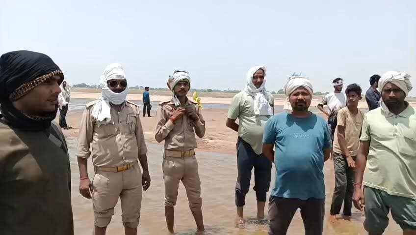 यमुना नदी में नहाते समय दो किशोर डूबे, एक की मौत, दूसरे की तलाश जारी
बिंदौर घाट पर सुबह हुआ दर्दनाक हादसा, परिजनों में मचा कोहराम
पुलिस और स्थानीय गोताखोरों की मदद से चलाया जा रहा सर्च ऑपरेशन
✒️ रिपोर्ट नागेंद्र पांडये
फतेहपुर। उत्तर प्रदेश के फतेहपुर जनपद में मंगलवार सुबह यमुना नदी में स्नान के दौरान दो किशोरों के डूबने से क्षेत्र में शोक और चिंता का माहौल है। जाफरगंज थाना क्षेत्र के बिंदौर गांव के समीप स्थित यमुना घाट पर हुए इस हादसे में एक किशोर की मौत हो गई, जबकि दूसरे किशोर की तलाश जारी है। सूचना मिलने पर पुलिस और स्थानीय ग्रामीण मौके पर पहुंचे तथा राहत एवं खोजबीन अभियान शुरू किया गया।
बिंदौर घाट पर स्नान के दौरान हुआ हादसा
जानकारी के अनुसार जाफरगंज थाना क्षेत्र निवासी ऋषभ (11 वर्ष) पुत्र अभिषेक अपने मौसेरे भाई प्रतीक (13 वर्ष) पुत्र मुकेश, निवासी चांदपुर थाना क्षेत्र, के साथ मंगलवार सुबह लगभग 10 बजे बिंदौर गांव के समीप यमुना नदी घाट पर स्नान करने गया था।
बताया जा रहा है कि स्नान के दौरान दोनों किशोर अचानक गहरे पानी में चले गए और डूबने लगे। आसपास मौजूद लोगों को जब इसकी जानकारी हुई तो मौके पर अफरा-तफरी मच गई और बड़ी संख्या में ग्रामीण नदी घाट पर एकत्र हो गए।
ग्रामीणों और पुलिस ने शुरू किया बचाव अभियान
घटना की सूचना मिलते ही जाफरगंज थाना पुलिस मौके पर पहुंची। स्थानीय गोताखोरों और ग्रामीणों की मदद से नदी में तलाश अभियान शुरू किया गया।
काफी प्रयासों के बाद ऋषभ को नदी से बाहर निकाला गया, लेकिन तब तक उसकी मृत्यु हो चुकी थी। घटना के बाद परिजनों में चीख-पुकार मच गई और पूरे गांव में मातम का माहौल है।
दूसरे किशोर की तलाश जारी
दुर्घटना में लापता हुए प्रतीक की खोज के लिए पुलिस और स्थानीय गोताखोर लगातार अभियान चला रहे हैं। समाचार लिखे जाने तक उसका कोई पता नहीं चल सका था।
प्रशासन द्वारा नदी के आसपास निगरानी बढ़ाई गई है तथा खोज अभियान को तेज किया गया है। स्थानीय लोग भी बचाव कार्य में सहयोग कर रहे हैं।
बरसात के मौसम में बढ़ा नदी घाटों पर खतरा
स्थानीय लोगों का कहना है कि मानसून और बरसाती मौसम के दौरान यमुना नदी के कई घाटों पर जलस्तर और बहाव अचानक बढ़ जाता है, जिससे ऐसे हादसों की आशंका बनी रहती है। ग्रामीणों ने प्रशासन से नदी घाटों पर चेतावनी बोर्ड और सुरक्षा व्यवस्था मजबूत करने की मांग की है।
बिंदौर घाट पर हुआ यह हादसा एक बार फिर नदी और जलाशयों के आसपास सुरक्षा उपायों की आवश्यकता को रेखांकित करता है। एक परिवार ने अपना मासूम बेटा खो दिया है जबकि दूसरा परिवार अभी भी अपने बच्चे के सकुशल मिलने की उम्मीद लगाए बैठा है। पुलिस और बचाव दल लापता किशोर की तलाश में जुटे हुए हैं।
🟥 ND NEWS की अपील
यमुना, गंगा या अन्य नदियों में स्नान करते समय विशेष सावधानी बरतना अत्यंत आवश्यक है।
🔹 बच्चों को कभी भी अकेले नदी या गहरे जलाशयों में न जाने दें।
🔹 नदी घाटों पर चेतावनी संकेतक एवं सुरक्षा व्यवस्था सुनिश्चित की जाए।
🔹 प्रशासन संवेदनशील घाटों पर गोताखोर एवं सुरक्षा कर्मियों की तैनाती बढ़ाए।
🔹 अभिभावक बच्चों की गतिविधियों पर विशेष निगरानी रखें।
🔹 स्थानीय नागरिक किसी भी दुर्घटना की सूचना तुरंत पुलिस और राहत टीम को दें।
"एक छोटी सी सावधानी कई परिवारों को जीवनभर के दुख से बचा सकती है।"
👇👇
@dgpup
@RSSorg
@UPGovt
@wpl1090
@RSSgeet
@Uppolice
@MIB_India
@PMOIndia
@HMOIndia
@abmanglik
@VHPDigital
@igrangealld
@myogioffice
@InfoDeptUP
@dmfatehpur
@sdmsadarftp
@CMOfficeUP
@CMOUP_RC
@UPPRD1948
@ChiefSecyUP
@ChiefSecyUP
@MahantYogiG
@FatehpurSdm
@fatehpurpolice
@BajrangDalOrg
@112UttarPradesh
@myogiadityanath
@CommissionerPrg
@ADGZonPrayagraj
👇👇
#NDNews #दैनिकनिष्पक्षधारा #Fatehpur #Jafarganj #BindaurGhat #YamunaRiver #BreakingNews #UttarPradesh #RiverAccident #SearchOperation #FatehpurPolice #UPPolice #ChildSafety #YamunaAccident
👇👇
🟥 ND NEWS | दैनिक निष्पक्ष धारा
मुख्य संपादक / संस्थापक: राजन सिंह हाड़ा
सह-संपादक: शालिनी सिंह भदौरिया
✒️ रिपोर्ट : सहयोगी शिवा गुप्ता के साथ जिला ब्यूरो अजय श्रीवास्तव
📍 कार्यालय-3: U158, हीरा स्वीट्स के पास, विकास मार्ग, लक्ष्मी नगर, पूर्वी दिल्ली, पिन कोड – 110092 (NCR)
📍 कार्यालय-2: विधानसभा रोड, बर्लिंगटन चौराहा, लखनऊ – 226001 (UP)
📍 कार्यालय-1: 1/1 अटल बिहारी चौराहा, नियर बर्मा चौराहा, फतेहपुर – 212601 (UP)
📅 दिनांक: 16 जून 2026
📆 दिन: मंगलवार
📧 Email: ndnewschannel@gmail.com
📞 मोबाइल: 9696119696
