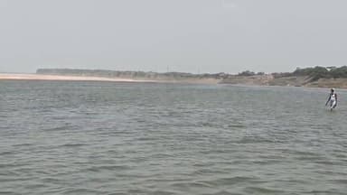 यमुना नदी में नहाते समय दो किशोर डूबे, एक की मौत, दूसरे की तलाश जारी
बिंदौर घाट पर सुबह हुआ दर्दनाक हादसा, परिजनों में मचा कोहराम
पुलिस और स्थानीय गोताखोरों की मदद से चलाया जा रहा सर्च ऑपरेशन
✒️ रिपोर्ट नागेंद्र पांडये
फतेहपुर। उत्तर प्रदेश के फतेहपुर जनपद में मंगलवार सुबह यमुना नदी में स्नान के दौरान दो किशोरों के डूबने से क्षेत्र में शोक और चिंता का माहौल है। जाफरगंज थाना क्षेत्र के बिंदौर गांव के समीप स्थित यमुना घाट पर हुए इस हादसे में एक किशोर की मौत हो गई, जबकि दूसरे किशोर की तलाश जारी है। सूचना मिलने पर पुलिस और स्थानीय ग्रामीण मौके पर पहुंचे तथा राहत एवं खोजबीन अभियान शुरू किया गया।
बिंदौर घाट पर स्नान के दौरान हुआ हादसा
जानकारी के अनुसार जाफरगंज थाना क्षेत्र निवासी ऋषभ (11 वर्ष) पुत्र अभिषेक अपने मौसेरे भाई प्रतीक (13 वर्ष) पुत्र मुकेश, निवासी चांदपुर थाना क्षेत्र, के साथ मंगलवार सुबह लगभग 10 बजे बिंदौर गांव के समीप यमुना नदी घाट पर स्नान करने गया था।
बताया जा रहा है कि स्नान के दौरान दोनों किशोर अचानक गहरे पानी में चले गए और डूबने लगे। आसपास मौजूद लोगों को जब इसकी जानकारी हुई तो मौके पर अफरा-तफरी मच गई और बड़ी संख्या में ग्रामीण नदी घाट पर एकत्र हो गए।
ग्रामीणों और पुलिस ने शुरू किया बचाव अभियान
घटना की सूचना मिलते ही जाफरगंज थाना पुलिस मौके पर पहुंची। स्थानीय गोताखोरों और ग्रामीणों की मदद से नदी में तलाश अभियान शुरू किया गया।
काफी प्रयासों के बाद ऋषभ को नदी से बाहर निकाला गया, लेकिन तब तक उसकी मृत्यु हो चुकी थी। घटना के बाद परिजनों में चीख-पुकार मच गई और पूरे गांव में मातम का माहौल है।
दूसरे किशोर की तलाश जारी
दुर्घटना में लापता हुए प्रतीक की खोज के लिए पुलिस और स्थानीय गोताखोर लगातार अभियान चला रहे हैं। समाचार लिखे जाने तक उसका कोई पता नहीं चल सका था।
प्रशासन द्वारा नदी के आसपास निगरानी बढ़ाई गई है तथा खोज अभियान को तेज किया गया है। स्थानीय लोग भी बचाव कार्य में सहयोग कर रहे हैं।
बरसात के मौसम में बढ़ा नदी घाटों पर खतरा
स्थानीय लोगों का कहना है कि मानसून और बरसाती मौसम के दौरान यमुना नदी के कई घाटों पर जलस्तर और बहाव अचानक बढ़ जाता है, जिससे ऐसे हादसों की आशंका बनी रहती है। ग्रामीणों ने प्रशासन से नदी घाटों पर चेतावनी बोर्ड और सुरक्षा व्यवस्था मजबूत करने की मांग की है।
बिंदौर घाट पर हुआ यह हादसा एक बार फिर नदी और जलाशयों के आसपास सुरक्षा उपायों की आवश्यकता को रेखांकित करता है। एक परिवार ने अपना मासूम बेटा खो दिया है जबकि दूसरा परिवार अभी भी अपने बच्चे के सकुशल मिलने की उम्मीद लगाए बैठा है। पुलिस और बचाव दल लापता किशोर की तलाश में जुटे हुए हैं।
🟥 ND NEWS की अपील
यमुना, गंगा या अन्य नदियों में स्नान करते समय विशेष सावधानी बरतना अत्यंत आवश्यक है।
🔹 बच्चों को कभी भी अकेले नदी या गहरे जलाशयों में न जाने दें।
🔹 नदी घाटों पर चेतावनी संकेतक एवं सुरक्षा व्यवस्था सुनिश्चित की जाए।
🔹 प्रशासन संवेदनशील घाटों पर गोताखोर एवं सुरक्षा कर्मियों की तैनाती बढ़ाए।
🔹 अभिभावक बच्चों की गतिविधियों पर विशेष निगरानी रखें।
🔹 स्थानीय नागरिक किसी भी दुर्घटना की सूचना तुरंत पुलिस और राहत टीम को दें।
"एक छोटी सी सावधानी कई परिवारों को जीवनभर के दुख से बचा सकती है।"
👇👇
@dgpup
@RSSorg
@UPGovt
@wpl1090
@RSSgeet
@Uppolice
@MIB_India
@PMOIndia
@HMOIndia
@abmanglik
@VHPDigital
@igrangealld
@myogioffice
@InfoDeptUP
@dmfatehpur
@sdmsadarftp
@CMOfficeUP
@CMOUP_RC
@UPPRD1948
@ChiefSecyUP
@ChiefSecyUP
@MahantYogiG
@FatehpurSdm
@fatehpurpolice
@BajrangDalOrg
@112UttarPradesh
@myogiadityanath
@CommissionerPrg
@ADGZonPrayagraj
👇👇
#NDNews #दैनिकनिष्पक्षधारा #Fatehpur #Jafarganj #BindaurGhat #YamunaRiver #BreakingNews #UttarPradesh #RiverAccident #SearchOperation #FatehpurPolice #UPPolice #ChildSafety #YamunaAccident
👇👇
🟥 ND NEWS | दैनिक निष्पक्ष धारा
मुख्य संपादक / संस्थापक: राजन सिंह हाड़ा
सह-संपादक: शालिनी सिंह भदौरिया
✒️ रिपोर्ट : सहयोगी शिवा गुप्ता के साथ जिला ब्यूरो अजय श्रीवास्तव
📍 कार्यालय-3: U158, हीरा स्वीट्स के पास, विकास मार्ग, लक्ष्मी नगर, पूर्वी दिल्ली, पिन कोड – 110092 (NCR)
📍 कार्यालय-2: विधानसभा रोड, बर्लिंगटन चौराहा, लखनऊ – 226001 (UP)
📍 कार्यालय-1: 1/1 अटल बिहारी चौराहा, नियर बर्मा चौराहा, फतेहपुर – 212601 (UP)
📅 दिनांक: 16 जून 2026
📆 दिन: मंगलवार
📧 Email: ndnewschannel@gmail.com
📞 मोबाइल: 9696119696