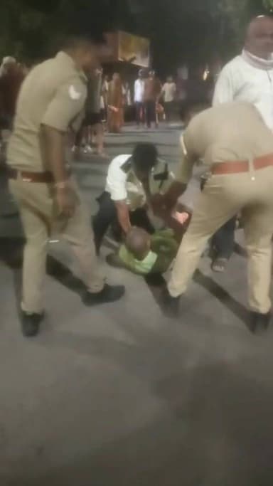 चित्रकूट में अमावस्या मेले के दौरान रोडवेज बस चालक और ट्रैफिक पुलिस सिपाही के बीच बीच सड़क पर मारपीट का मामला सामने आया है। बताया जा रहा है कि UP 96T 5121 नंबर की रोडवेज बस को सड़क पर खड़ा कर दिए जाने से जाम की स्थिति बन गई थी। मेला ड्यूटी में तैनात ट्रैफिक सिपाही द्वारा बस हटाने के लिए कहने पर विवाद बढ़ गया और दोनों के बीच हाथापाई हो गई। घटना का वीडियो सोशल मीडिया पर तेजी से वायरल हो रहा है।
#Chitrakoot #RoadwaysBus #TrafficPolice #ViralVideo #amavasyamela