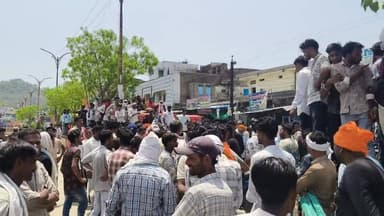 किसानों का बरपा हंगामा,.....
आक्रोशित किसानों ने लगाया जाम, पूरी तरह से सड़क जाम, दोनों ओर लगी वाहनों की कतार, खाद नहीं मिलने से छबड़ा में जमकर आक्रोशित हे किसान।।
#cmo #cmojaipur #CMORajasthan #dcdmbaran #bjpbaran #chhabrasdm #vairalnews #chhabra #KHAAD #treandingnews #Baran #RoadJaam