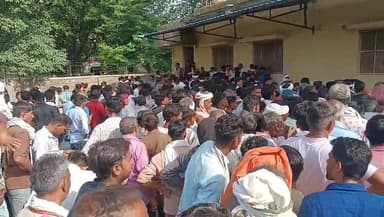 छबड़ा में खाद की किल्लत से फिर भी परेशान किसान, सुबह से सहकारी समिति पर लगी लंबी कतारें.......
#dcdmbaran #CMO #cmojaipur #bjpbaran #vairalnews #treandingnews #Baran #khaad #chhabra #chhabrasdm