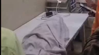 घर में सो रही थी नाबालिक तभी आई चुपके से घर में मौत...बोलिया में सर्प के डसने से बच्ची की दुखद मौत
#Mandsaur #Bolia #SnakeBite #Garoth #BreakingNews MadhyaPradesh YashasviDuniya NewsUpdate ViralNews LocalNews