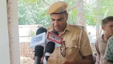 # 🔴 एक्सपोज न्यूज़ इंडिया न्यूज़ नेटवर्क | बड़ी खबर 🔴
गुगोर में भीषण हादसा: पार्वती नदी में डूबने से 4 लोगों की मौत, शादी की खुशियां मातम में बदलीं!
बारां/छीपाबड़ौद:
राजस्थान के गुगोर क्षेत्र से एक बेहद हृदयविदारक खबर सामने आ रही है, जहाँ पार्वती नदी में डूबने से चार लोगों की दर्दनाक मौत हो गई है। मिली जानकारी के अनुसार, सभी मृतक एक शादी समारोह में शामिल होने आए थे, लेकिन नियति को कुछ और ही मंजूर था।
"दूसरों की जान बचाने के फेर में खुद गंवा बैठे जिंदगी..."
📌 मुख्य बिंदु (Key Highlights):
बचाने के प्रयास में हादसा: नदी में डूब रहे दो लोगों को सुरक्षित बचाने के प्रयास में चार अन्य लोगों को अपनी जान गंवानी पड़ी।
शादी की खुशियां बदलीं मातम में: सभी मृतक रिश्तेदारी में एक विवाह समारोह में शामिल होने आए थे। हादसे के बाद पूरे परिवार और गांव में कोहराम मच गया है।
मृतकों की पहचान: मृतकों में तीन युवक गुना (मध्य प्रदेश) के रहने वाले बताए जा रहे हैं, जबकि एक महिला छीपाबड़ौद की निवासी थीं।
🚨 मौके पर राहत और बचाव कार्य जारी
हादसे की सूचना मिलते ही स्थानीय प्रशासन, पुलिस और गोताखोरों की टीम तुरंत मौके पर पहुंची। शवों को नदी से बाहर निकालने और आगे की कानूनी कार्रवाई के लिए स्थानीय अस्पताल ले जाया गया है। इस दुखद घटना के बाद से पूरे इलाके में शोक की लहर है।
पल-पल की अपडेट के लिए जुड़े रहिए एक्सपोज न्यूज़ इंडिया के साथ।
👁️🗨️ सच्ची खबर, सटीक विश्लेषण।
#BreakingNews #GugorAccident #ParvatiRiver #Tragedy #MadhyaPradesh #Chhipabarod #ExposeNewsIndia #NewsUpdate